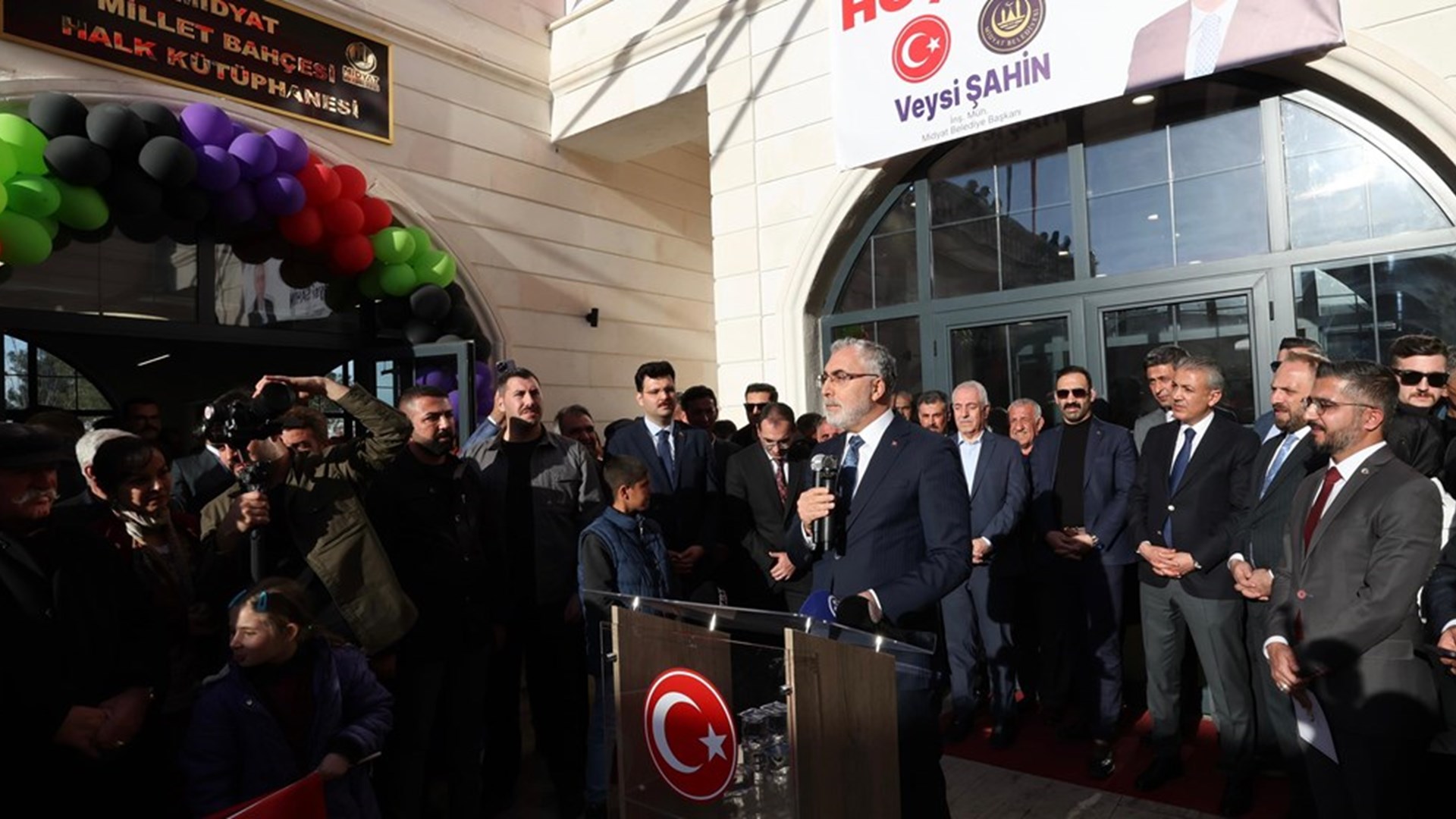 Çalışma ve Sosyal Güvenlik Bakanı Prof. Dr. Vedat Işıkhan, çeşitli temaslarda bulunmak ve “Türkiye Yüzyılı’nda Çalışma Hayatı Buluşmaları” Programına katılmak üzere Mardin’e gitti.