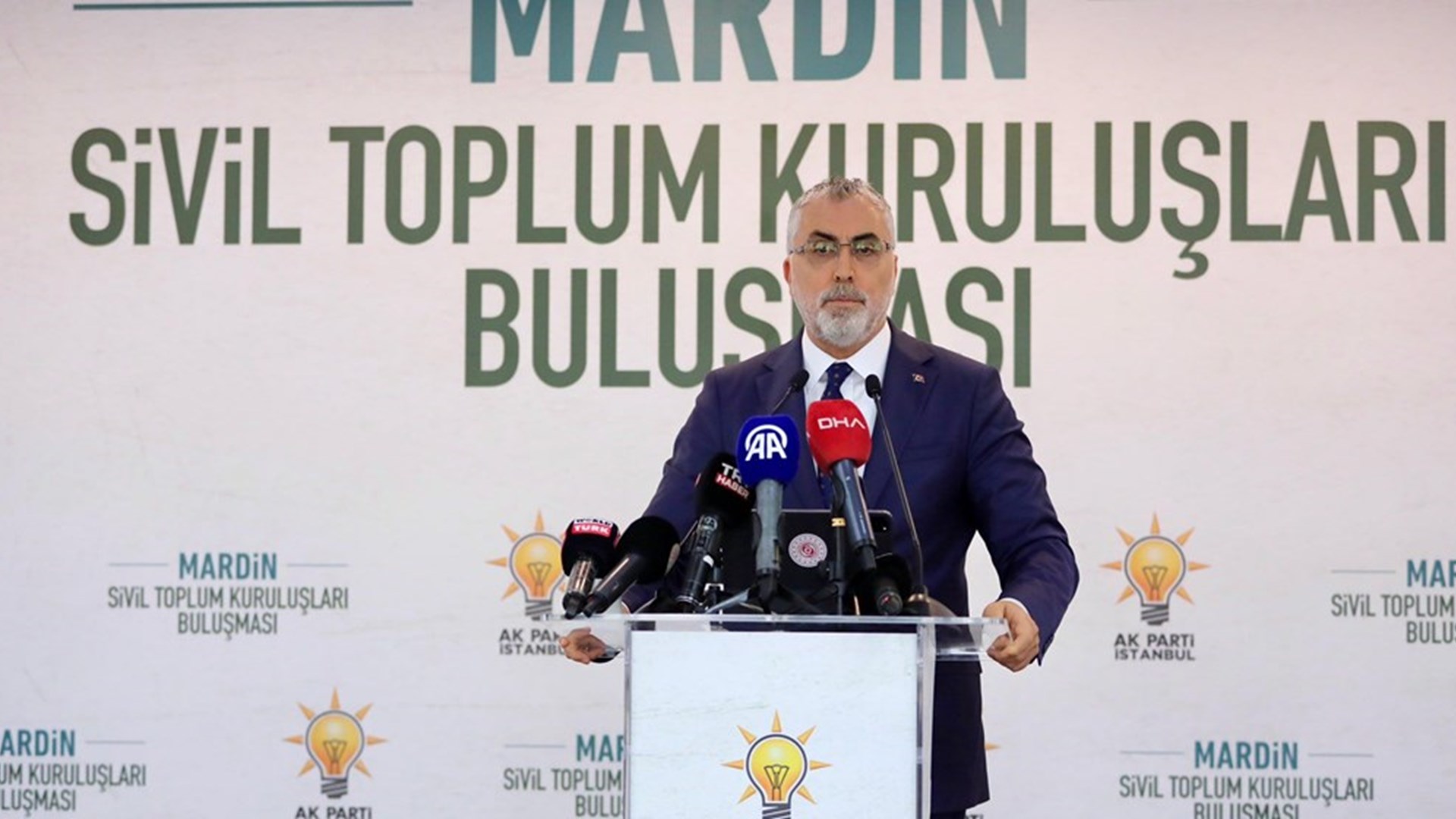 Çalışma ve Sosyal Güvenlik Bakanı Prof. Dr. Vedat Işıkhan, çeşitli ziyaretlerde bulunmak ve programlara katılmak üzere İstanbul’a gitti.