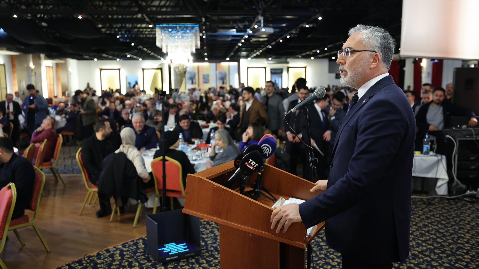 Çalışma ve Sosyal Güvenlik Bakanı Prof. Dr. Vedat Işıkhan, programlara katılmak ve çeşitlik temaslarda bulunmak üzere İzmir’e gitti.