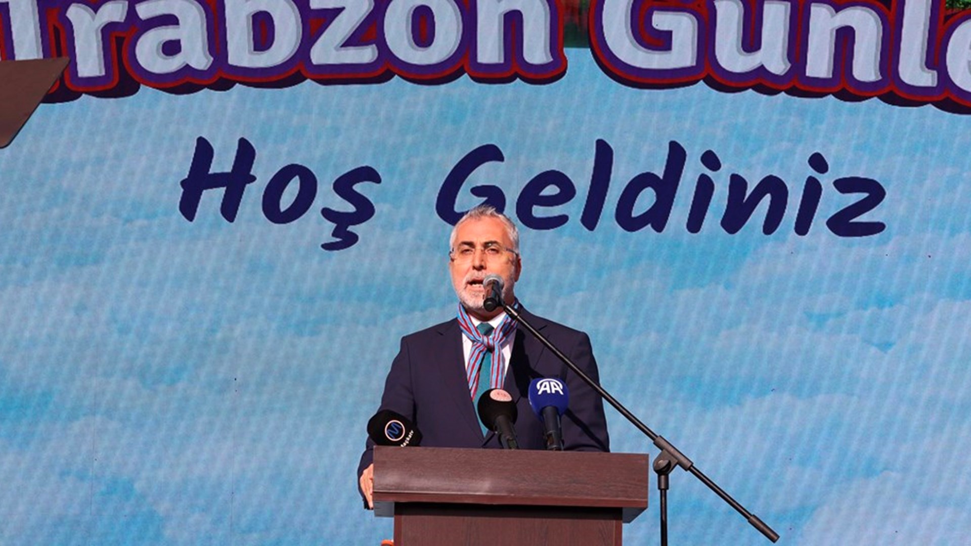 Çalışma ve Sosyal Güvenlik Bakanı Prof. Dr. Vedat Işıkhan, çeşitli temaslarda bulunmak ve programlara katılmak üzere İstanbul’a gitti.