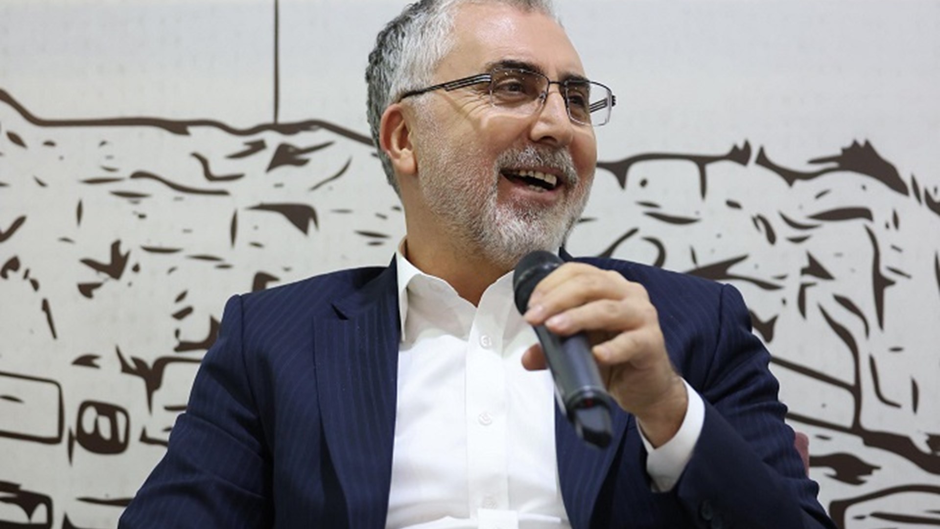 Çalışma ve Sosyal Güvenlik Bakanı Prof. Dr. Vedat Işıkhan, programlara katılmak ve çeşitli ziyaretlerde bulunmak üzere Mardin’e gitti.