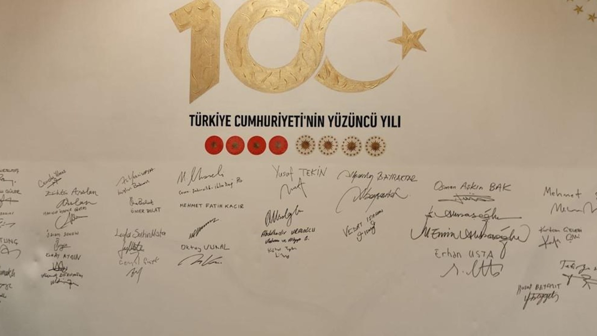 Çalışma ve Sosyal Güvenlik Bakanı Prof. Dr. Vedat Işıkhan, Cumhurbaşkanı Recep Tayyip Erdoğan ve devlet erkanı ile beraber, 29 Ekim Cumhuriyet Bayramı'nın 100.yıl dönümü kapsamında Anıtkabir'i ziyaret etti.