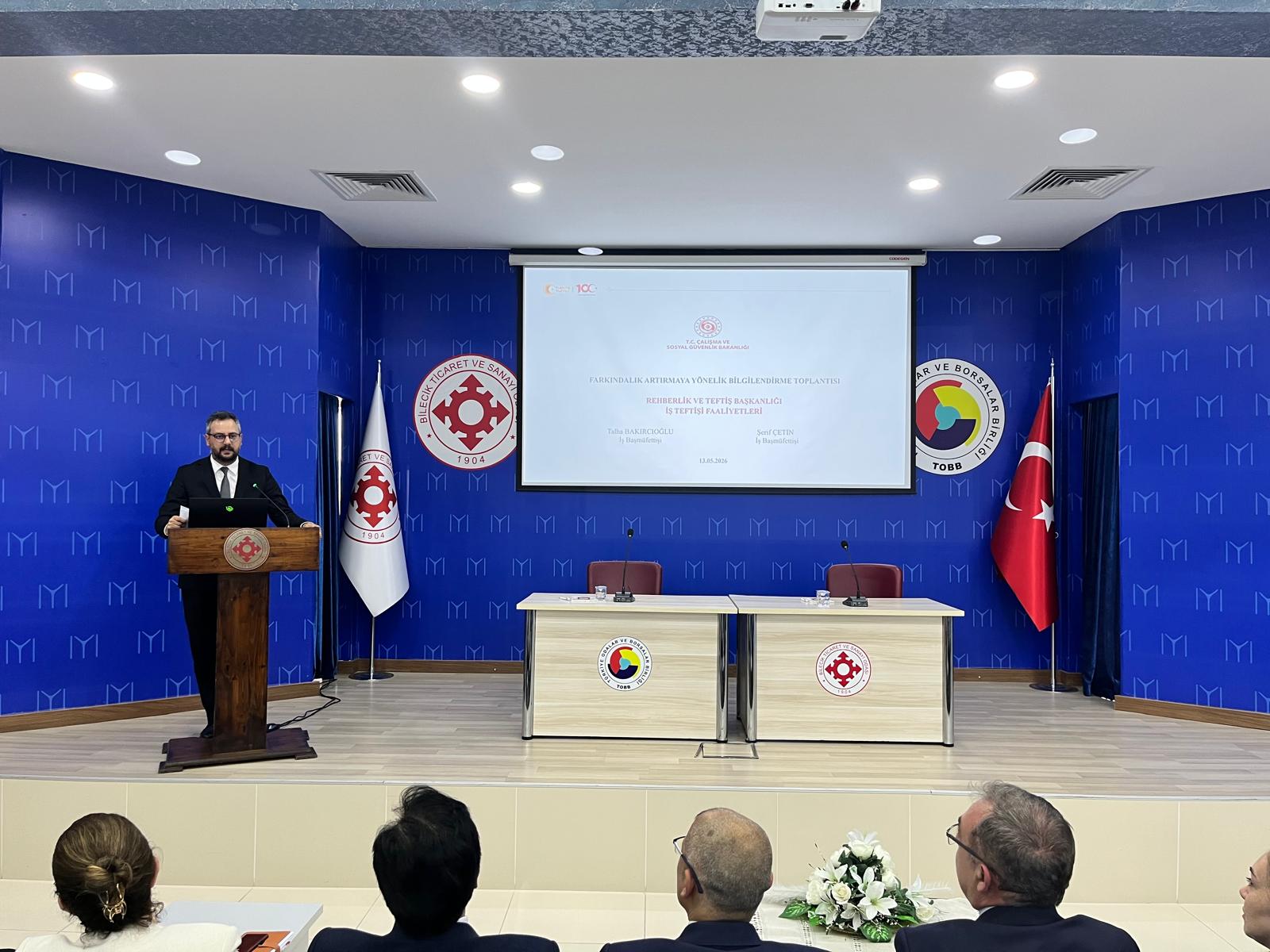 Rehberlik ve Teftiş Başkanlığı tarafından Bilecik Ticaret ve Sanayi Odası ile iş birliğinde, 13 Mayıs 2026 tarihinde işin yürütümü ile iş sağlığı ve güvenliği teftişlerine ilişkin farkındalık artırmaya yönelik bilgilendirme toplantısı düzenlendi. 