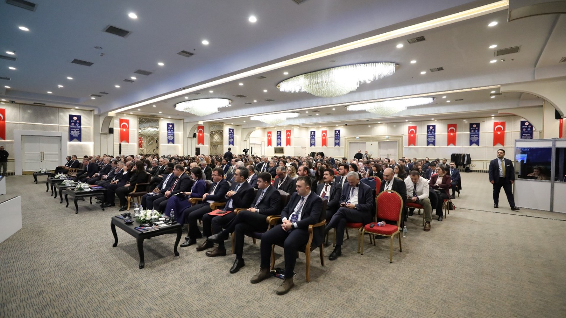 20 Şubat Dünya Sosyal Adalet Günü vesilesiyle, Bakanlığımızın öncülüğünde ve Küresel Sosyal Adalet Koalisyonu kapsamında düzenlenen “Dijitalleşme ve Yeşil Dönüşüm Çerçevesinde Sosyal Adalet Forumu” geniş katılımla gerçekleştirildi. Forum, Türkiye İşveren Sendikaları Konfederasyonu (TİSK), Türkiye İşçi Sendikaları Konfederasyonu (TÜRK-İŞ), Memur Sendikaları Konfederasyonu (MEMUR-SEN) ve Türkiye Kamu Çalışanları Sendikaları Konfederasyonu (KAMU-SEN) işbirliğiyle düzenlendi.