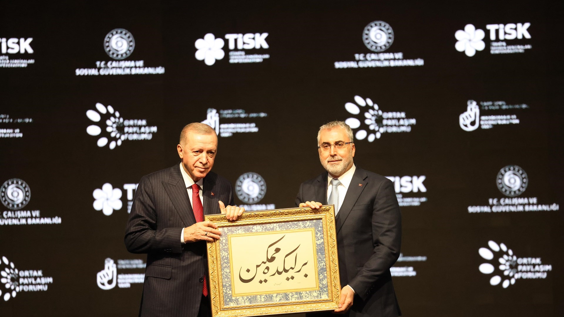 Çalışma ve Sosyal Güvenlik Bakanı Prof. Dr. Vedat Işıkhan, Cumhurbaşkanı Recep Tayyip Erdoğan’ın katılımıyla Çalışma ve Sosyal Güvenlik Bakanlığı ve Türkiye İşveren Sendikaları Konfederasyonu (TİSK) tarafından düzenlenen Ortak Paylaşım Forumu’nda konuştu.