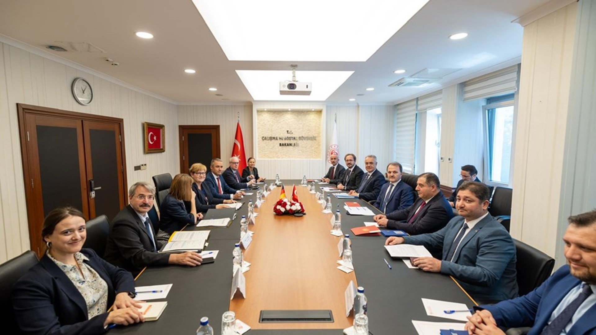 Almanya Federal Cumhuriyeti Çalışma ve Sosyal İşler Bakanlığı Parlamenter Müsteşarı Anette Kramme başkanlığındaki heyet, Bakanığımızı ziyaret ederek, Bakanlıklararası ilişkilerin güçlendirilmesi ve işbirliği olanaklarını ele aldı.