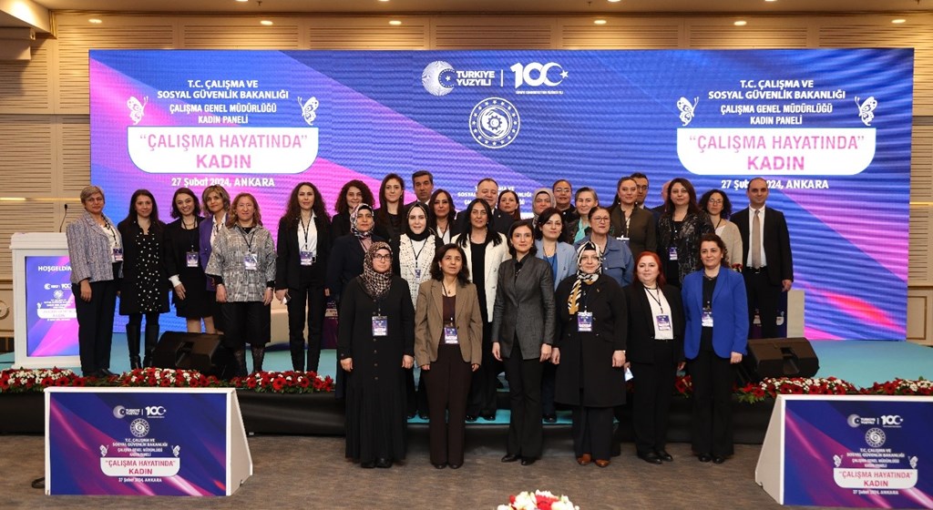 Panele katılan Çalışma ve Sosyal Güvenlik Bakanımız Prof. Dr. Vedat Işıkhan, kadınların ekonomik, hukuki, sosyal hak ve özgürlükleri konularının özellikle son 21 yıldır üzerinde hassasiyetle durulan ve bu alanda özel politika geliştirilen alanlardan biri olduğunu belirtti.