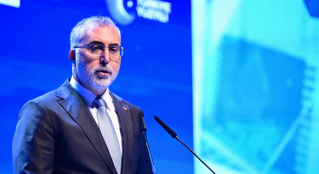 Çalışma ve Sosyal Güvenlik Bakanı Prof. Dr. Vedat Işıkhan, Çalışma ve Sosyal Güvenlik Bakanlığı tarafından Cumhurbaşkanı Recep Tayyip Erdoğan’ın Eşi Emine Erdoğan’ın teşrifleriyle Atatürk Kültür Merkezi’nde (AKM) düzenlenen “Milli Müdafaadan Milli Kalkınmaya Türkiye Yüzyılı’ nın Kadınları Yüzyılın Kadın İstihdamı İş-Pozitif Tanıtım Programı” na katıldı.