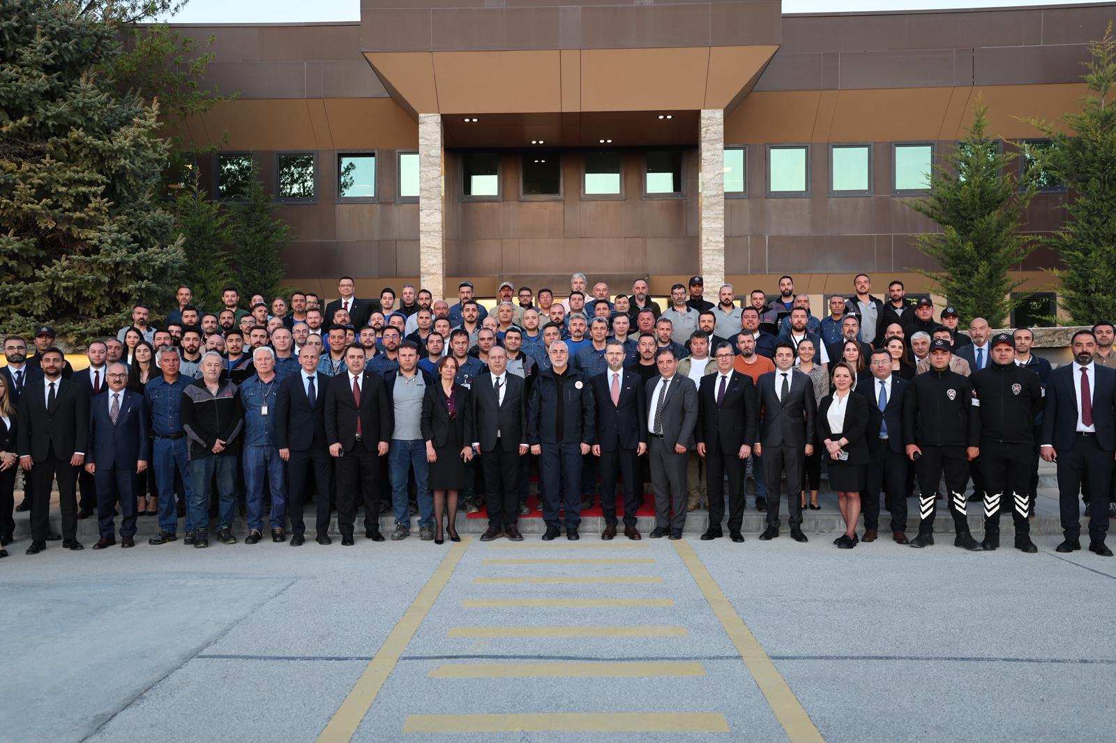Çalışma ve Sosyal Güvenlik Bakanı Vedat Işıkhan, Pursaklar Belediyesi işçilerini ziyaret ederek, 1 Mayıs Emek ve Dayanışma Günü'nü kutladı.