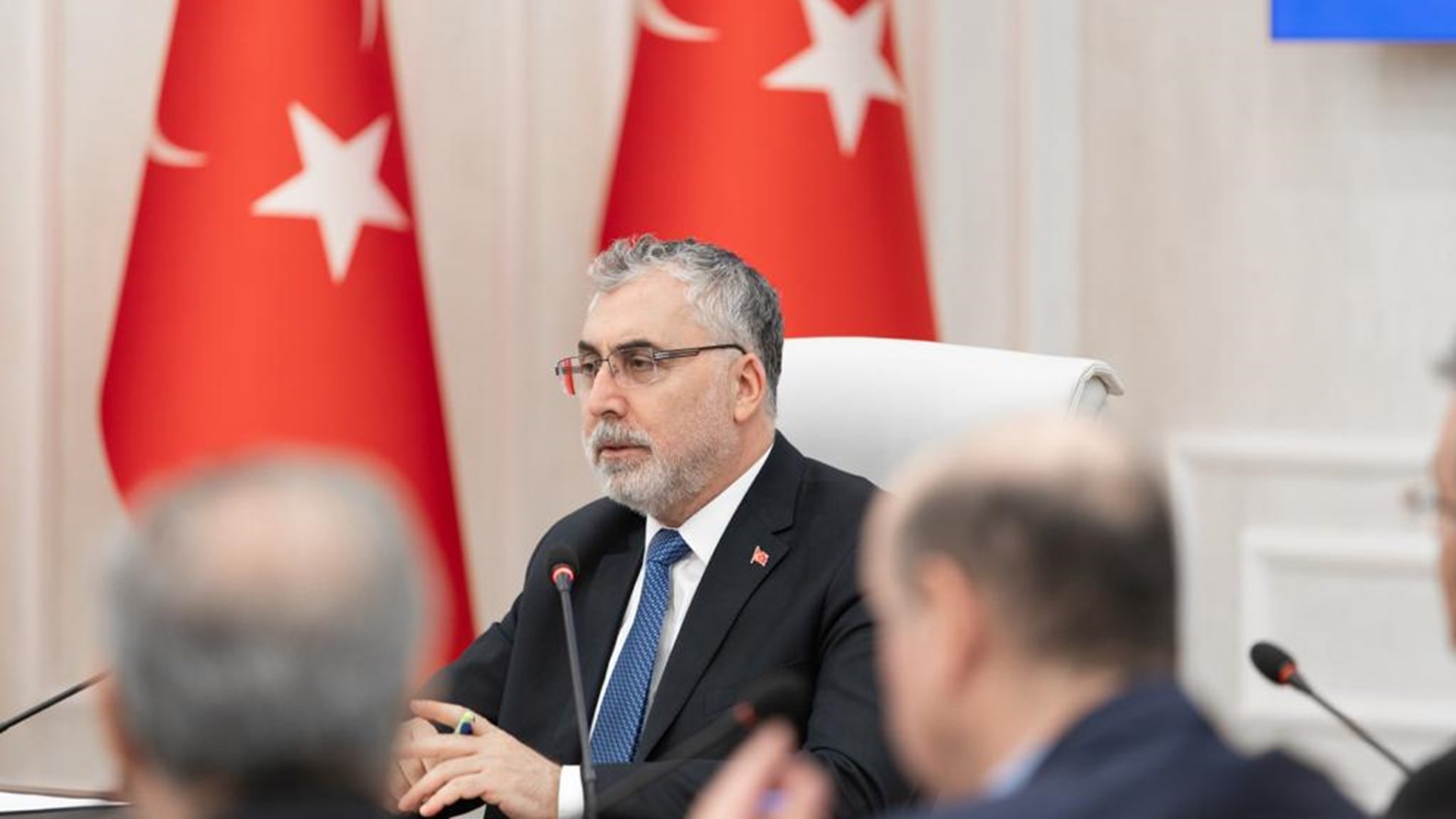 Çalışma ve Sosyal Güvenlik Bakanı Vedat Işıkhan, 6 Şubat depremlerinden etkilenen illere yaptığı ziyaretlerin ardından 11 ilin ihtiyaç ve taleplerini dinlemek için milletvekilleri, belediye başkanları ve AK Parti il başkanları ile toplantılar gerçekleştirdi.