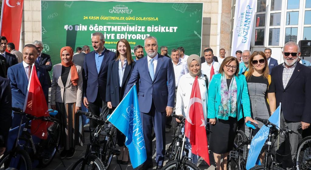 Çalışma ve Sosyal Güvenlik Bakanı Prof. Dr. Vedat Işıkhan, bir dizi ziyaretlerde bulunmak ve programlara katılmak üzere Gaziantep’e gitti. 