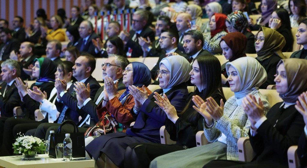 Çalışma ve Sosyal Güvenlik Bakanı Prof. Dr. Vedat Işıkhan, Çalışma ve Sosyal Güvenlik Bakanlığı tarafından Cumhurbaşkanı Recep Tayyip Erdoğan’ın Eşi Emine Erdoğan’ın teşrifleriyle Atatürk Kültür Merkezi’nde (AKM) düzenlenen “Milli Müdafaadan Milli Kalkınmaya Türkiye Yüzyılı’ nın Kadınları Yüzyılın Kadın İstihdamı İş-Pozitif Tanıtım Programı” na katıldı.