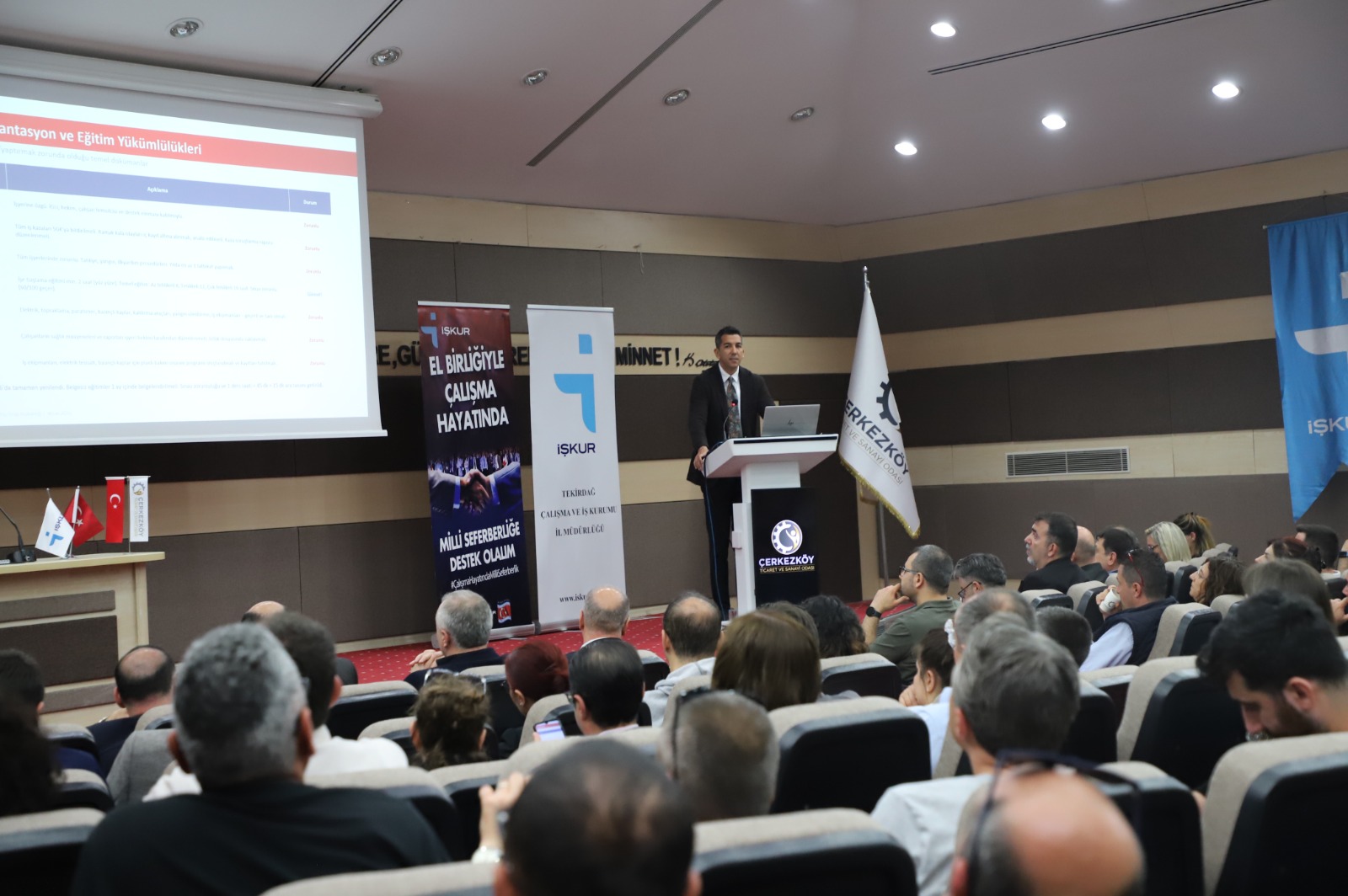 18 Mayıs 2026 tarihinde Çerkezköy Ticaret ve Sanayi Odası (ÇTSO) ev sahipliğinde düzenlenen bilgilendirme toplantısında; İstanbul Rehberlik ve Teftiş Grup Başkanlığı tarafından işin yürütümü ile iş sağlığı ve güvenliği teftiş süreçleri hakkında kapsamlı hukuki ve teknik bilgilendirmeler gerçekleştirildi.