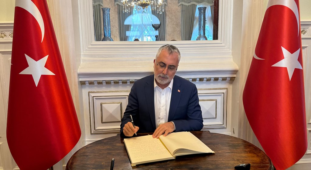 Çalışma ve Sosyal Güvenlik Bakanı Prof. Dr. Vedat Işıkhan, Çalışma ve Sosyal Güvenlik Bakanlığı ile Romanya Çalışma ve Sosyal Dayanışma Bakanlığı arasındaki Çalışma ve Sosyal Güvenlik Ortak Çalışma Grubu’nun 1. Toplantısı’na katılmak ve çeşitli temaslarda bulunmak üzere Romanya’ya gitti.