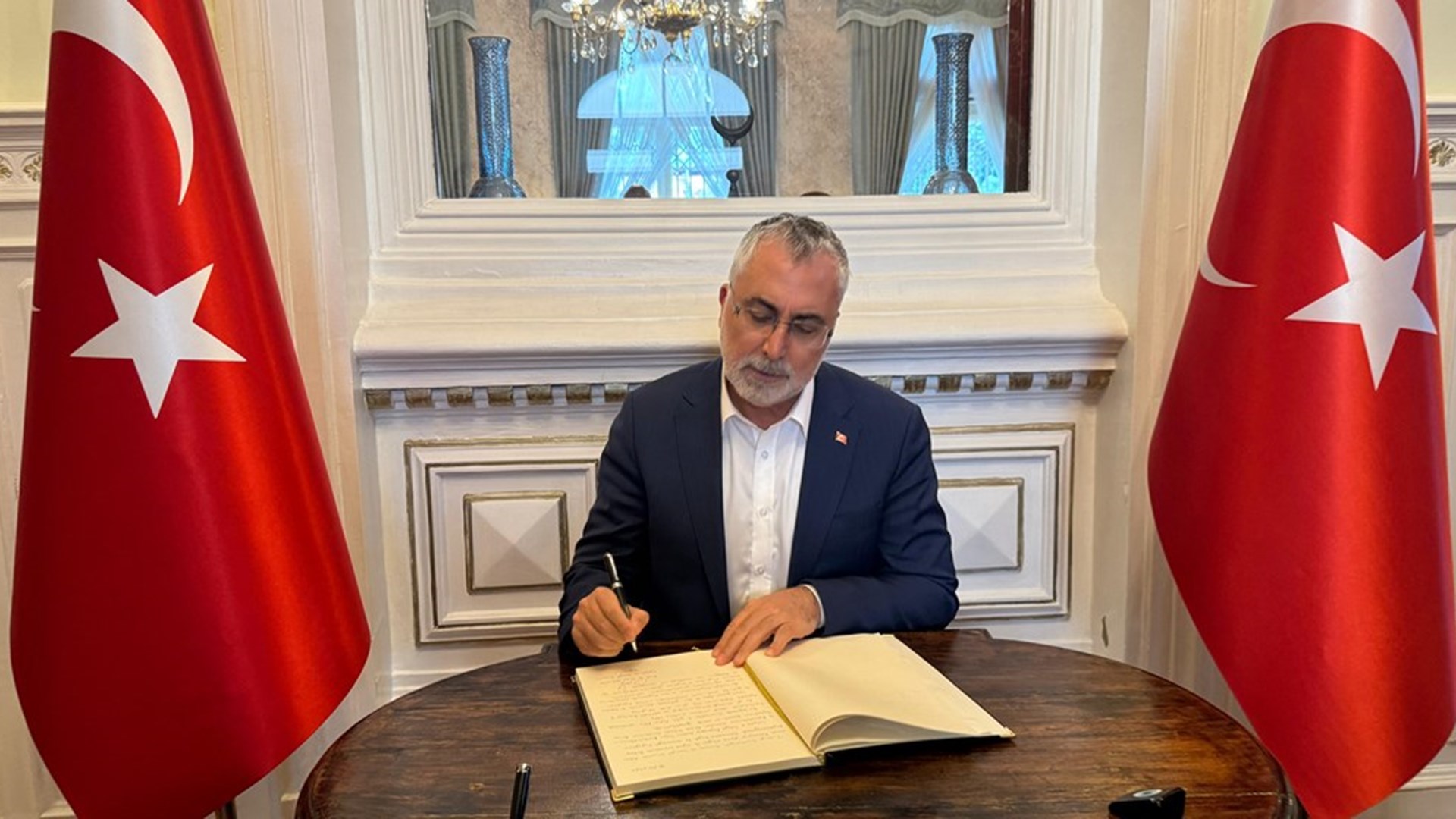 Çalışma ve Sosyal Güvenlik Bakanı Prof. Dr. Vedat Işıkhan, Çalışma ve Sosyal Güvenlik Bakanlığı ile Romanya Çalışma ve Sosyal Dayanışma Bakanlığı arasındaki Çalışma ve Sosyal Güvenlik Ortak Çalışma Grubu’nun 1. Toplantısı’na katılmak ve çeşitli temaslarda bulunmak üzere Romanya’ya gitti.