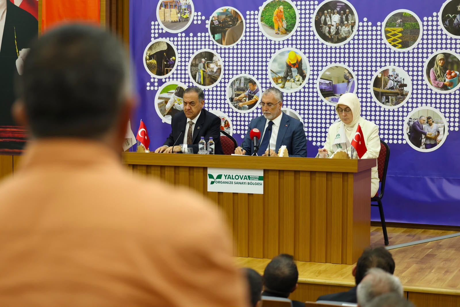 Çalışma ve Sosyal Güvenlik Bakanı Prof. Dr. Vedat Işıkhan, bir dizi ziyaretlerde bulunmak ve programlara katılmak üzere Yalova’ya gitti.
