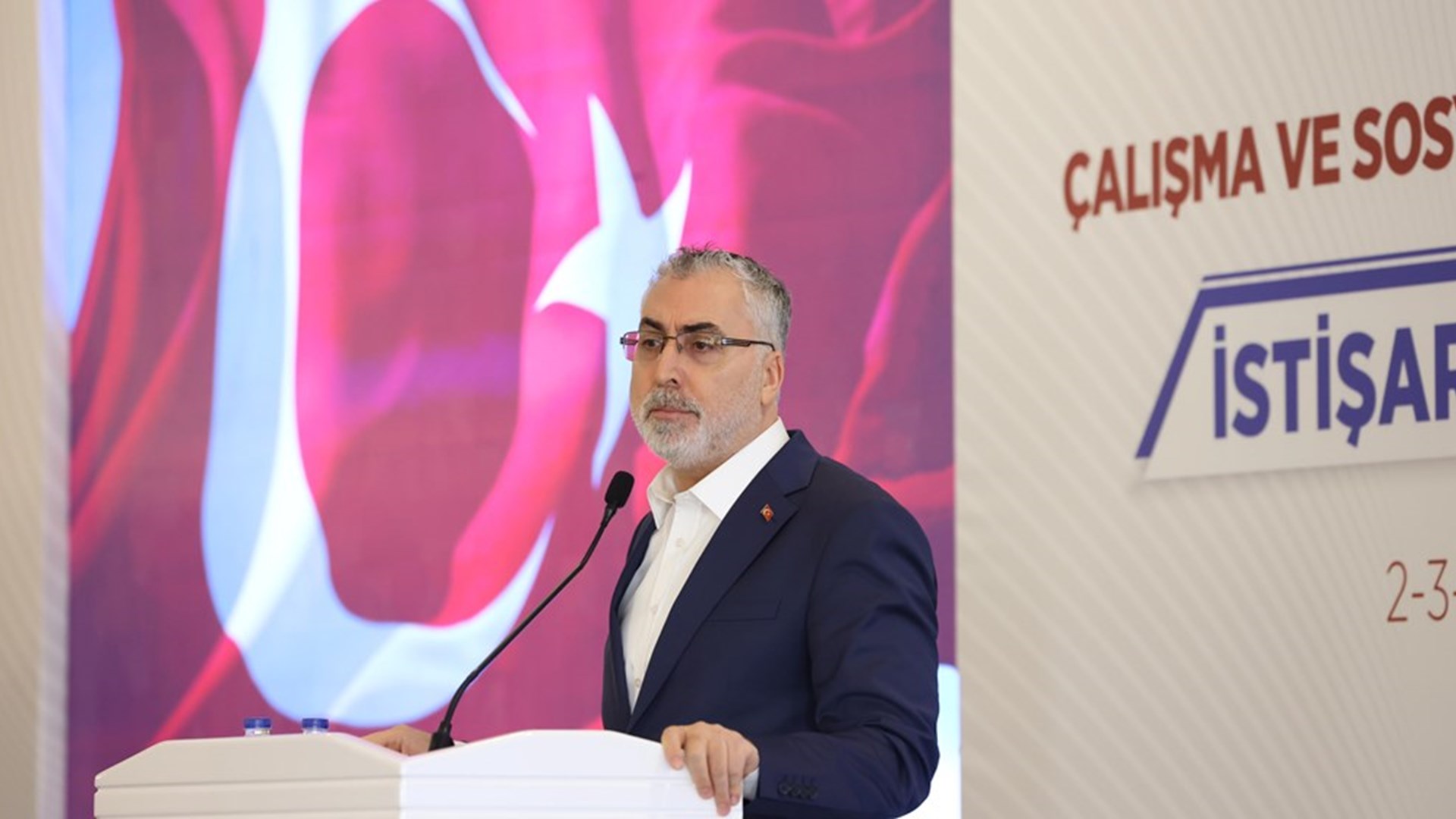 Çalışma ve Sosyal Güvenlik Bakanı Prof. Dr. Vedat Işıkhan, 81 ildeki İŞKUR ve SGK İl Müdürlerinin katıldığı İstişare Toplantısı’na katılmak ve çeşitli ziyaretlerde bulunmak üzere Antalya’ya gitti.