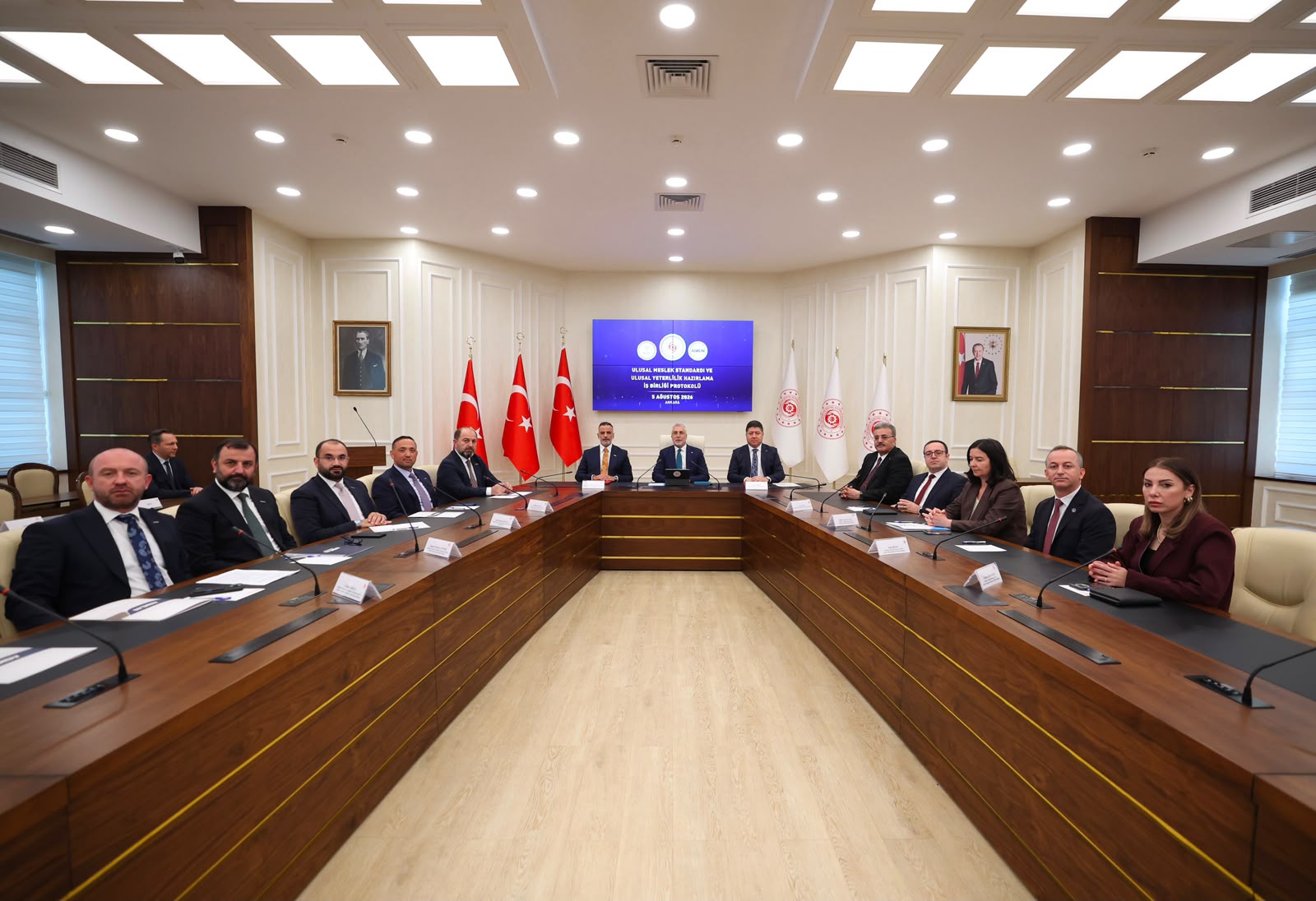 Çalışma ve Sosyal Güvenlik Bakanı Prof. Dr. Vedat Işıkhan, Bakanlığın Reşat Moralı Toplantı Salonu’nda düzenlenen Mesleki Yeterlilik Kurumu (MYK)- Anadolu Aslanları İş Adamları Derneği (ASKON) ile Ulusal Meslek Standardı ve Yeterlilik Hazırlama İş Birliği Protokolü İmza Töreni’ne katıldı.