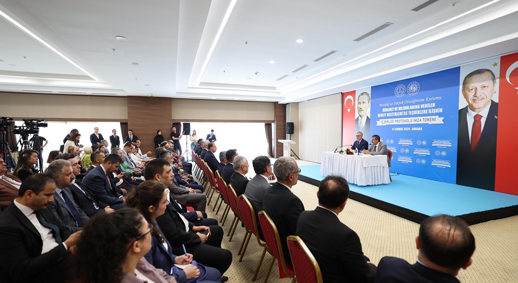 Çalışma ve Sosyal Güvenlik Bakanı Prof. Dr. Vedat Işıkhan ile Milli Eğitim Bakanı Yusuf Tekin, Gölbaşı Mogan Mesleki ve Teknik Anadolu Lisesi’nde düzenlenen “Mesleki ve Teknik Anadolu Lisesi Mezunlarına Sağlanan Teşvikler ve Öğrencilere Yönelik Devlet Katkıları” temalı iş birliği protokolü imza törenine katıldı.