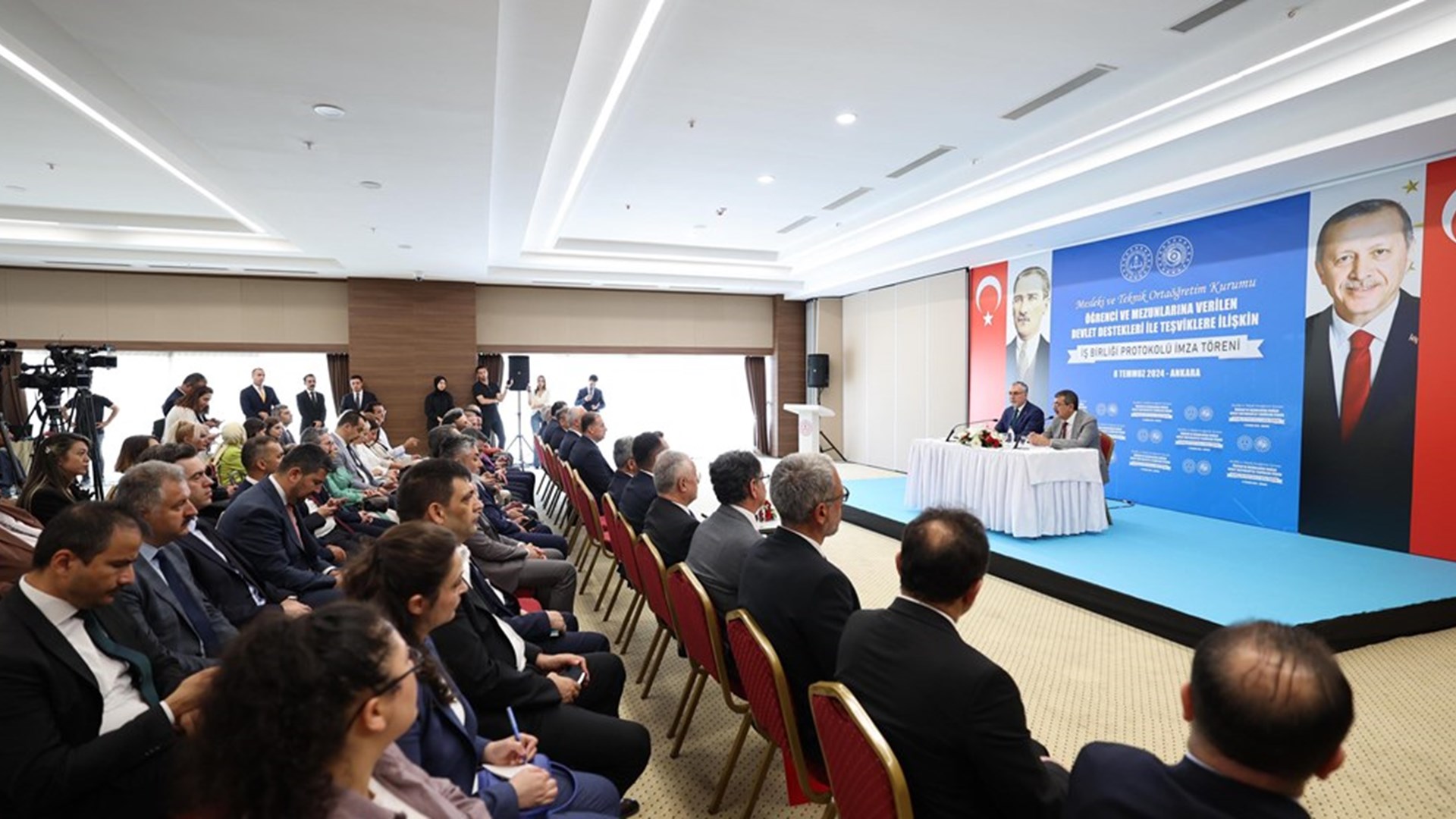 Çalışma ve Sosyal Güvenlik Bakanı Prof. Dr. Vedat Işıkhan ile Milli Eğitim Bakanı Yusuf Tekin, Gölbaşı Mogan Mesleki ve Teknik Anadolu Lisesi’nde düzenlenen “Mesleki ve Teknik Anadolu Lisesi Mezunlarına Sağlanan Teşvikler ve Öğrencilere Yönelik Devlet Katkıları” temalı iş birliği protokolü imza törenine katıldı.