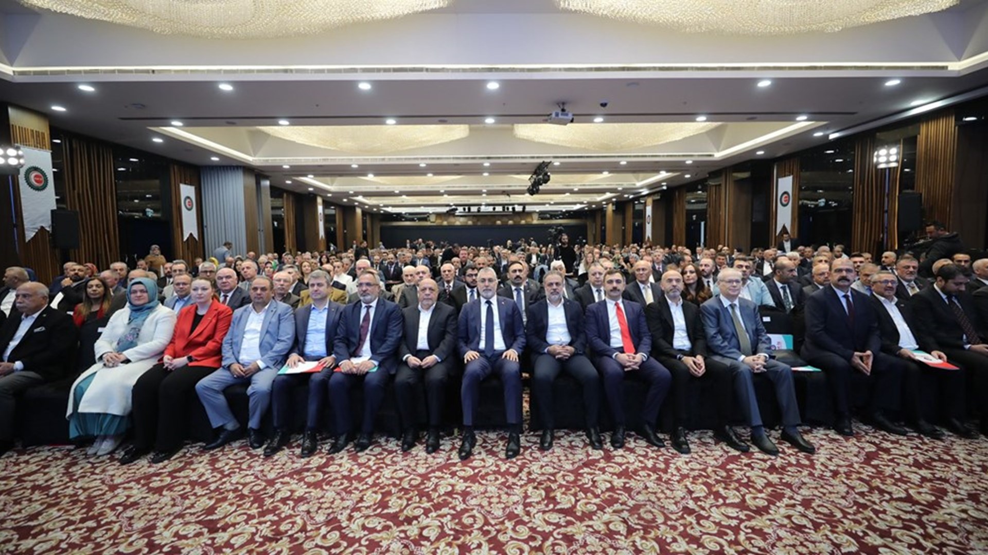 Çalışma ve Sosyal Güvenlik Bakanı Prof. Dr. Vedat Işıkhan, Hak İşçi Sendikaları Konfederasyonu’nun (Hak-İş) 48. Kuruluş Yıldönümü Etkinlikleri kapsamında düzenlediği “Cumhuriyetimizin 100. Yılında Türk Çalışma Hayatı Sempozyumu” na iştirak etti.