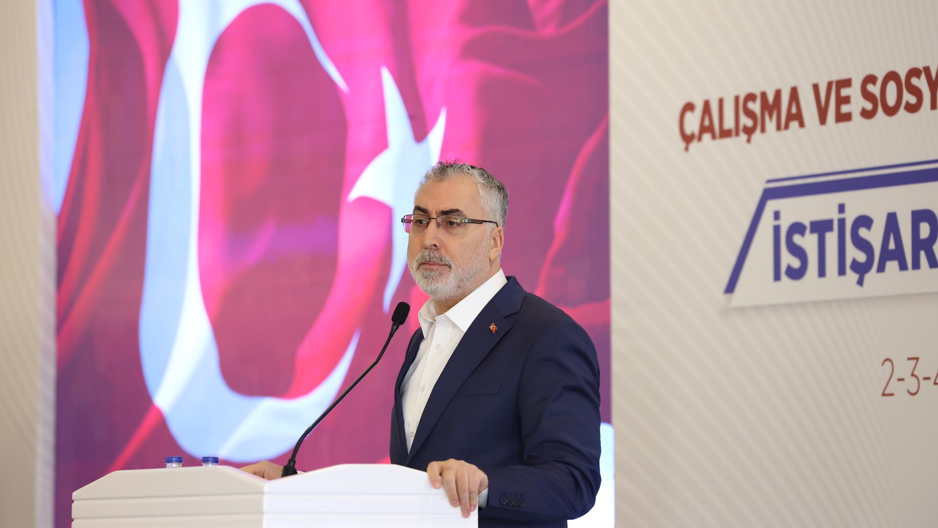 Çalışma ve Sosyal Güvenlik Bakanı Prof. Dr. Vedat Işıkhan, 81 ildeki İŞKUR ve SGK İl Müdürlerinin katıldığı İstişare Toplantısı’na katılmak ve çeşitli ziyaretlerde bulunmak üzere Antalya’ya gitti.