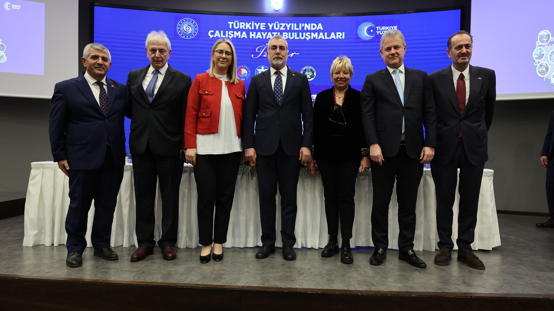 Çalışma ve Sosyal Güvenlik Bakanı Prof. Dr. Vedat Işıkhan, programlara katılmak ve çeşitlik temaslarda bulunmak üzere İzmir’e gitti.