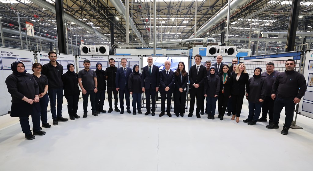 Çalışma ve Sosyal Güvenlik Bakanı Prof. Dr. Vedat Işıkhan, Manisa’da düzenlenen “İş-Pozitif Kadın İstihdamı Projesi Tanıtım Toplantısı” na iştirak etti.