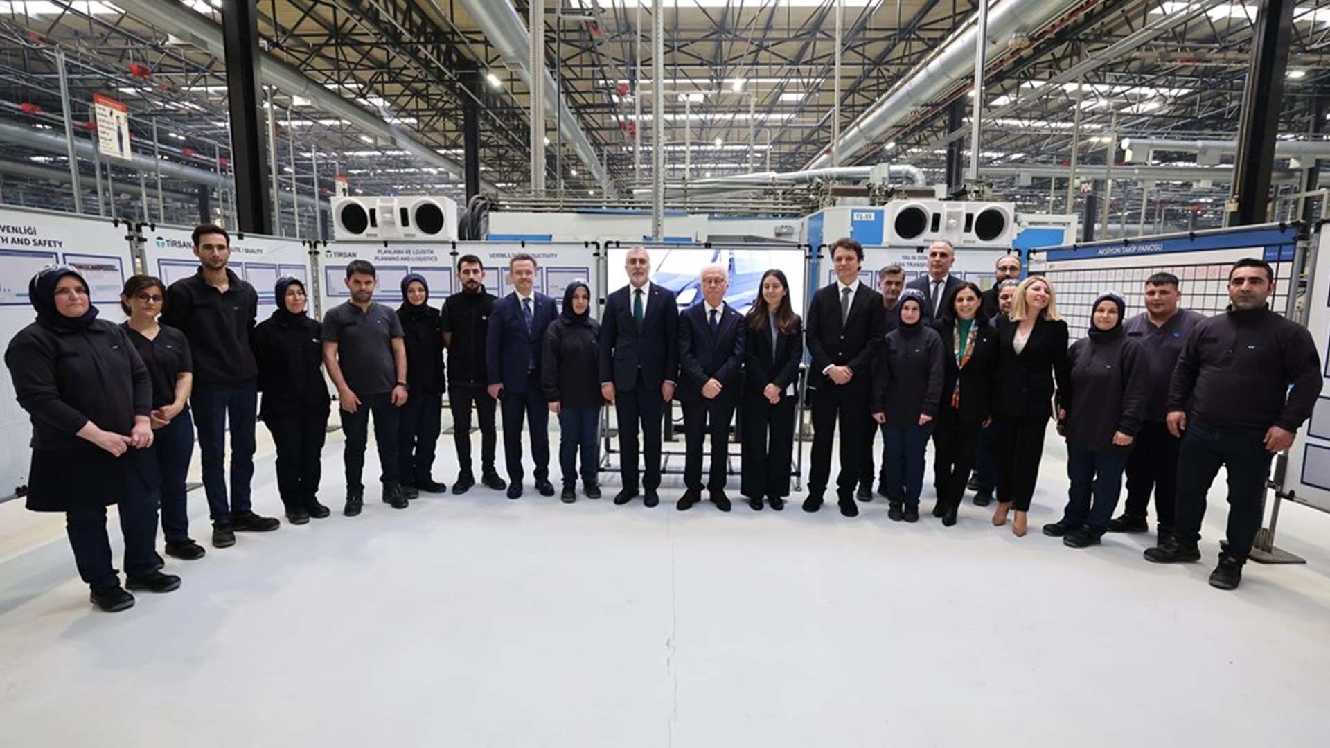 Çalışma ve Sosyal Güvenlik Bakanı Prof. Dr. Vedat Işıkhan, Manisa’da düzenlenen “İş-Pozitif Kadın İstihdamı Projesi Tanıtım Toplantısı” na iştirak etti.