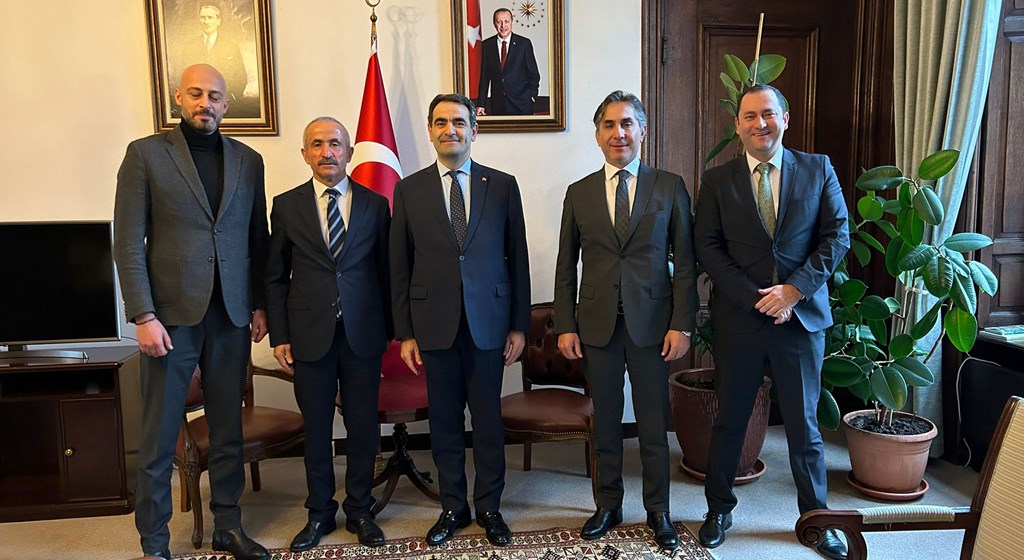 The delegation of the Ministry of Labour and Social Security, which went to the Netherlands to attend the Turkey – Netherlands Contact Group meeting, paid a visit to Selçuk Ünal, our Ambassador to the Hague.