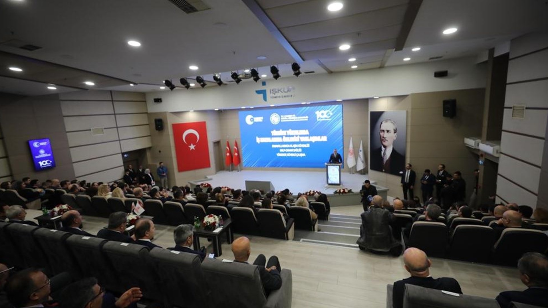 Çalışma ve Sosyal Güvenlik Bakanı Prof. Dr. Vedat Işıkhan, İŞKUR Genel Müdürlüğü’nde düzenlenen Türkiye Yüzyılı’nda İş Kazalarına Önleyici Yaklaşımlar seminerine katıldı.