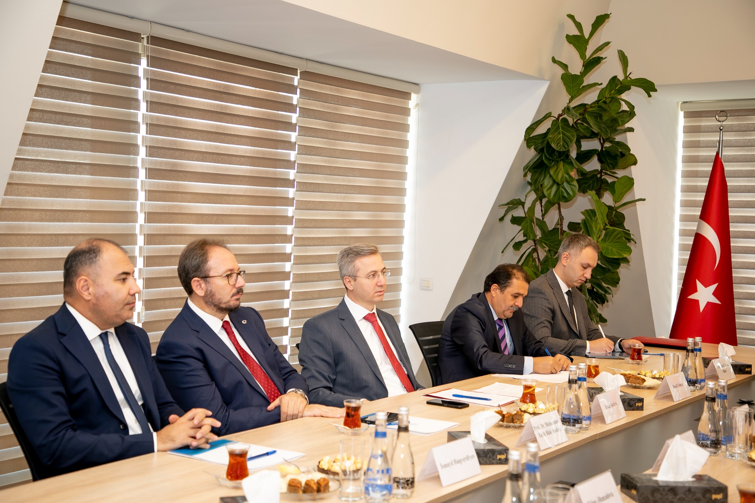 Türkiye Cumhuriyeti Çalışma ve Sosyal Güvenlik Bakanlığı ile Azerbaycan Cumhuriyeti Çalışma ve Halkın Sosyal Koruması Bakanlığı arasındaki 11. Ortak Daimî Komisyon Toplantısı’nda kabul edilen “2024-2025 Eylem Planı” çerçevesinde, Rehberlik ve Teftiş Başkanımız Bekir Aktürk ve beraberindeki heyet, Azerbaycan’a çalışma ziyareti gerçekleştirdi. Ziyaret kapsamında, 23 Eylül 2025 tarihinde çeşitli oturumlar düzenlendi.