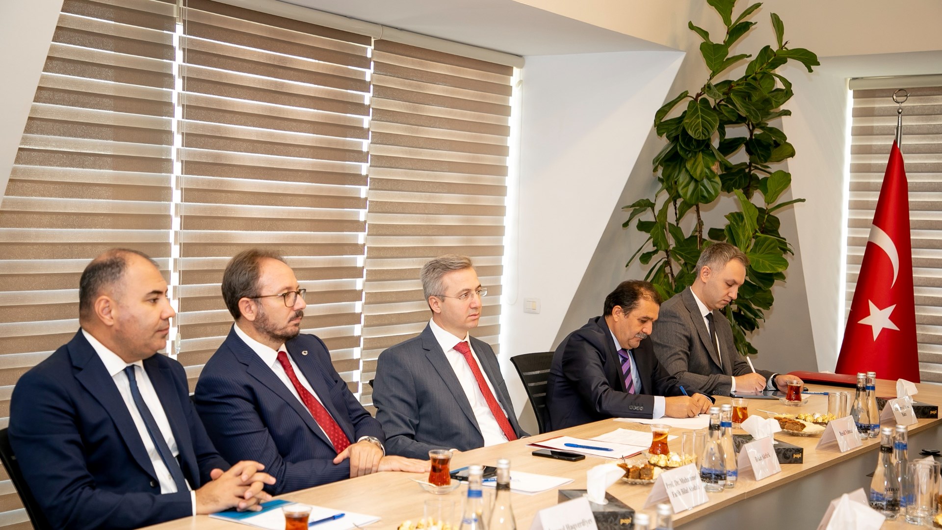 Türkiye Cumhuriyeti Çalışma ve Sosyal Güvenlik Bakanlığı ile Azerbaycan Cumhuriyeti Çalışma ve Halkın Sosyal Koruması Bakanlığı arasındaki 11. Ortak Daimî Komisyon Toplantısı’nda kabul edilen “2024-2025 Eylem Planı” çerçevesinde, Rehberlik ve Teftiş Başkanımız Bekir Aktürk ve beraberindeki heyet, Azerbaycan’a çalışma ziyareti gerçekleştirdi. Ziyaret kapsamında, 23 Eylül 2025 tarihinde çeşitli oturumlar düzenlendi.