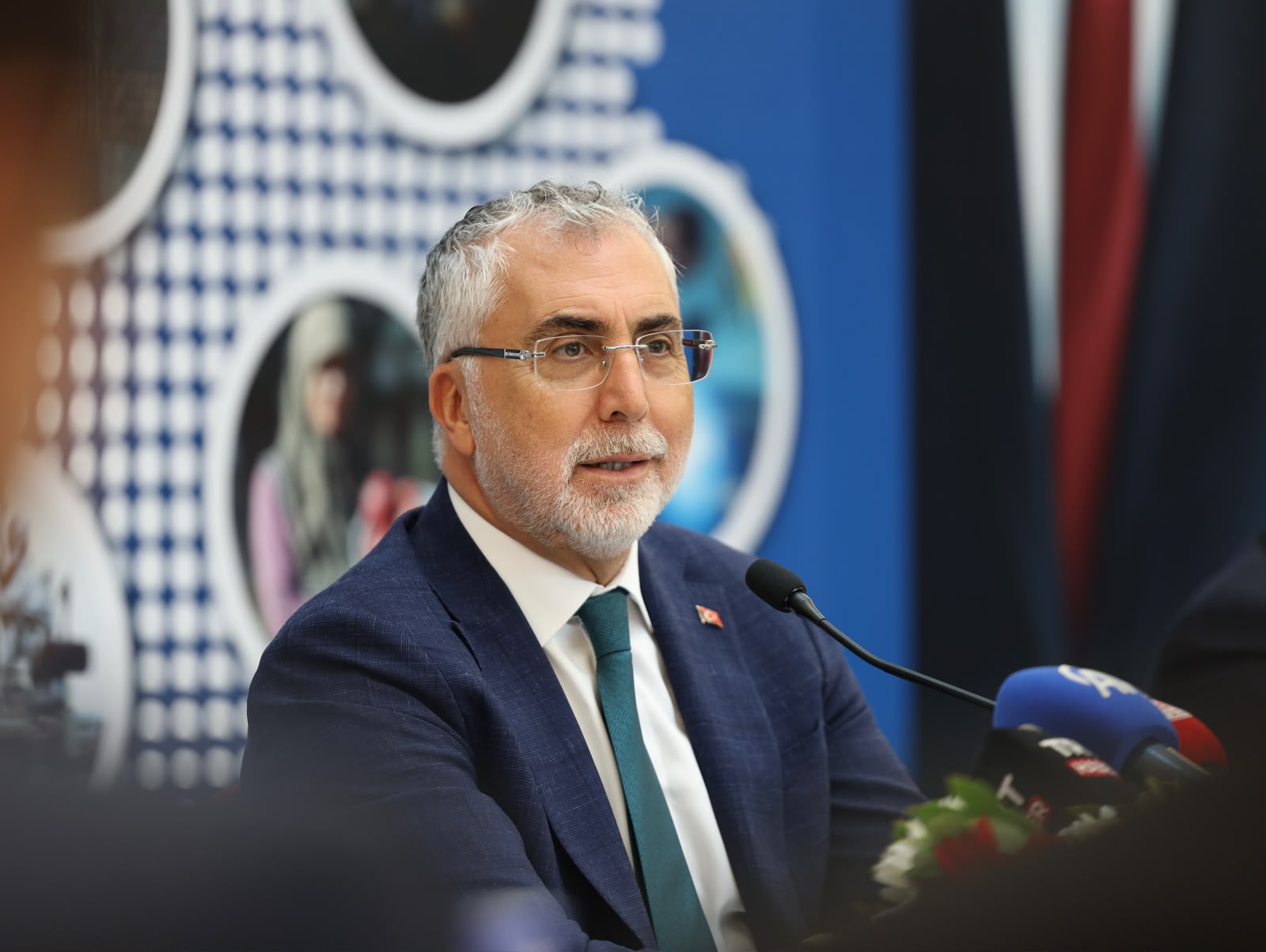 Çalışma ve Sosyal Güvenlik Bakanı Prof. Dr. Vedat Işıkhan, çeşitli ziyaretlerde bulunmak ve programlara katılmak üzere İstanbul’a gitti.