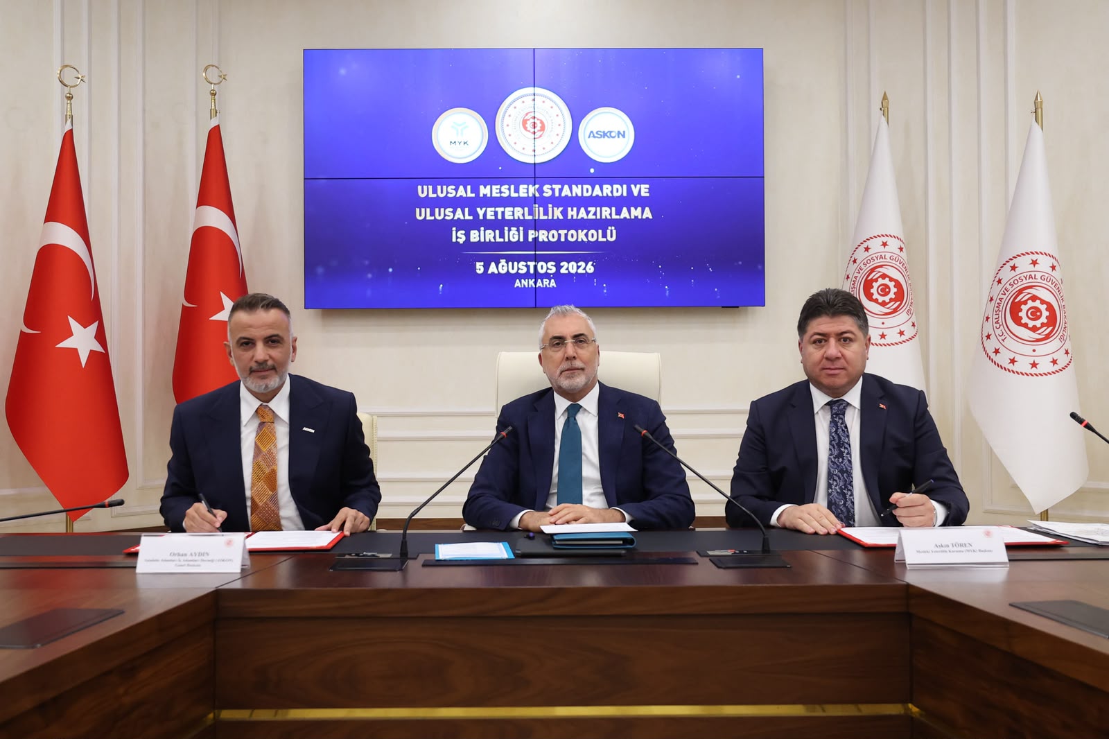 Çalışma ve Sosyal Güvenlik Bakanı Prof. Dr. Vedat Işıkhan, Bakanlığın Reşat Moralı Toplantı Salonu’nda düzenlenen Mesleki Yeterlilik Kurumu (MYK)- Anadolu Aslanları İş Adamları Derneği (ASKON) ile Ulusal Meslek Standardı ve Yeterlilik Hazırlama İş Birliği Protokolü İmza Töreni’ne katıldı.