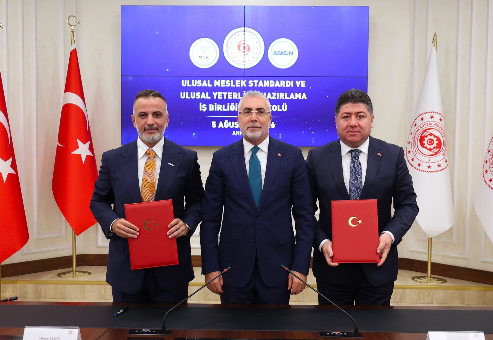Çalışma ve Sosyal Güvenlik Bakanı Prof. Dr. Vedat Işıkhan, Bakanlığın Reşat Moralı Toplantı Salonu’nda düzenlenen Mesleki Yeterlilik Kurumu (MYK)- Anadolu Aslanları İş Adamları Derneği (ASKON) ile Ulusal Meslek Standardı ve Yeterlilik Hazırlama İş Birliği Protokolü İmza Töreni’ne katıldı.