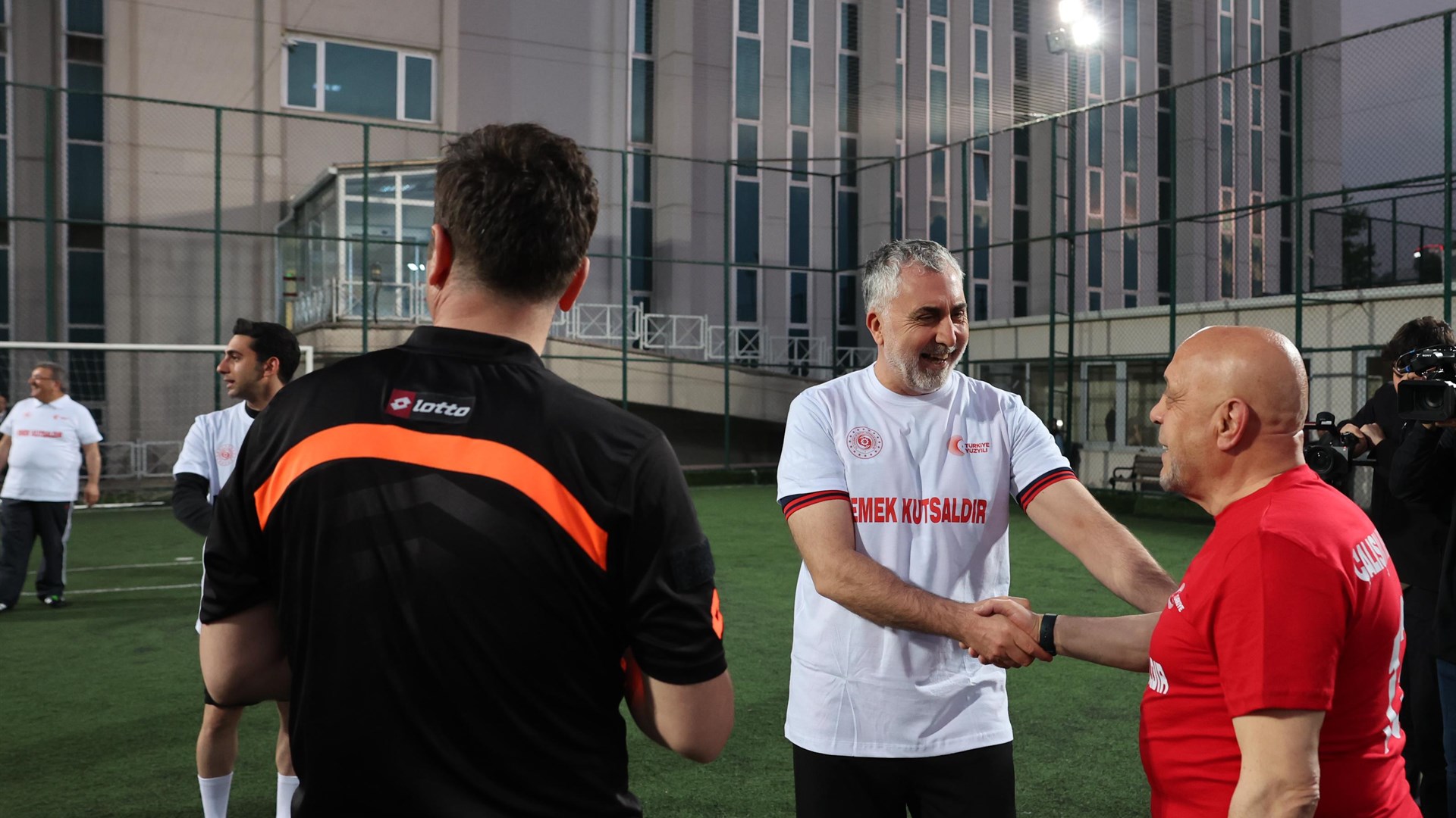 Çalışma ve Sosyal Güvenlik Bakanı Prof. Dr. Vedat Işıkhan, sendika temsilcileriyle halı sahada futbol maçı yaptı.