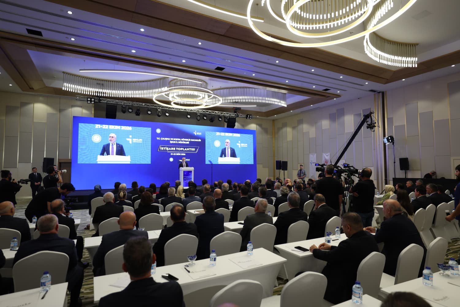 Çalışma ve Sosyal Güvenlik Bakanı Prof. Dr. Vedat Işıkhan, çeşitli ziyaretlerde bulunmak ve programlara katılmak üzere bulunduğu Antalya’da Türkiye İş Kurumu (İŞKUR) İl Müdürleri İstişare Toplantısı’na katıldı.