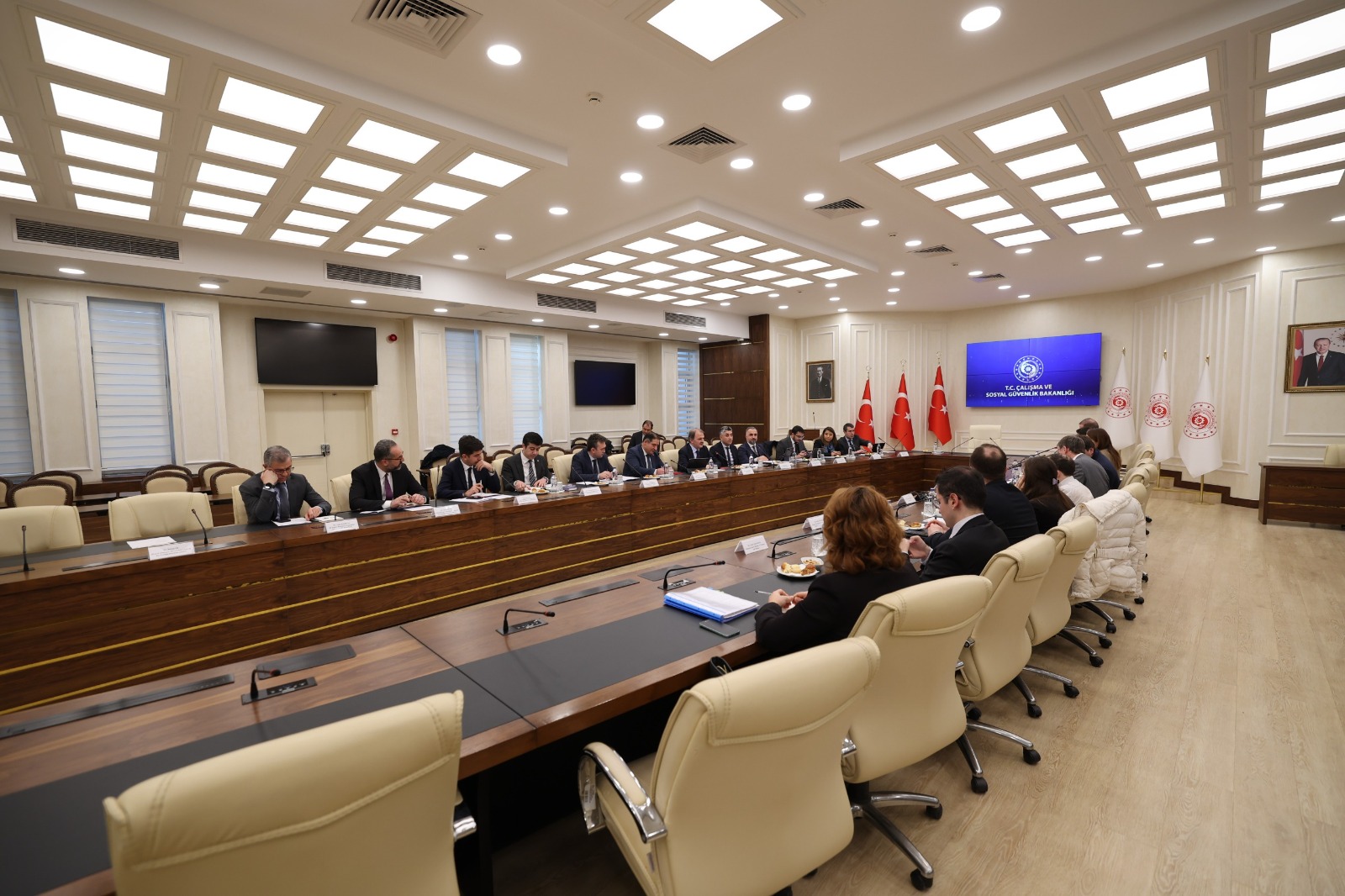 Deputy Minister Dr. Adnan ERTEM hosted the OECD delegation, led by Mr. Pierre Beynet, Head of the OECD Country Studies Division, at the Ministry to discuss evaluations regarding the draft of the 2024 Türkiye Review Report prepared by the OECD Economic and Development Review Committee (EDRC).