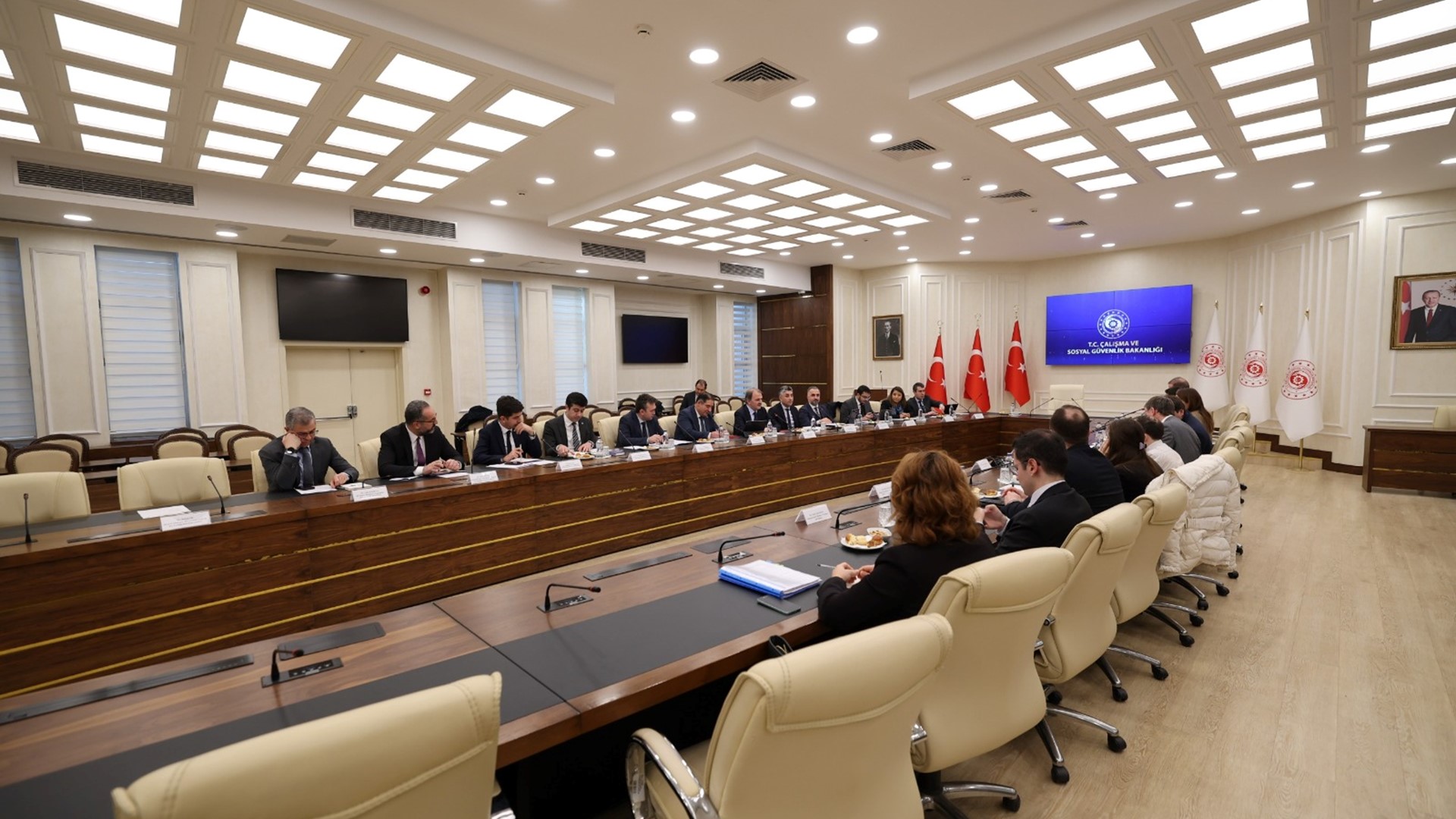 Sayın Bakan Yardımcımız Dr. Adnan ERTEM, Ekonomik Kalkınma ve İşbirliği Örgütü (OECD) Ekonomik Gelişmeleri İnceleme Komitesi (EDRC) tarafından hazırlanan “2024 Türkiye İnceleme Raporu” taslağına ilişkin değerlendirmelerde bulunmak üzere Bakanlığı ziyaret OECD Ülke Raporu Çalışmaları Bölüm Başkanı Sayın Pierre BEYNET başkanlığındaki OECD Heyetini Bakanlığımızda ağırladı.