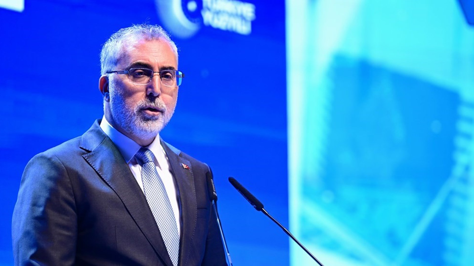 Çalışma ve Sosyal Güvenlik Bakanı Prof. Dr. Vedat Işıkhan, Çalışma ve Sosyal Güvenlik Bakanlığı tarafından Cumhurbaşkanı Recep Tayyip Erdoğan’ın Eşi Emine Erdoğan’ın teşrifleriyle Atatürk Kültür Merkezi’nde (AKM) düzenlenen “Milli Müdafaadan Milli Kalkınmaya Türkiye Yüzyılı’ nın Kadınları Yüzyılın Kadın İstihdamı İş-Pozitif Tanıtım Programı” na katıldı.