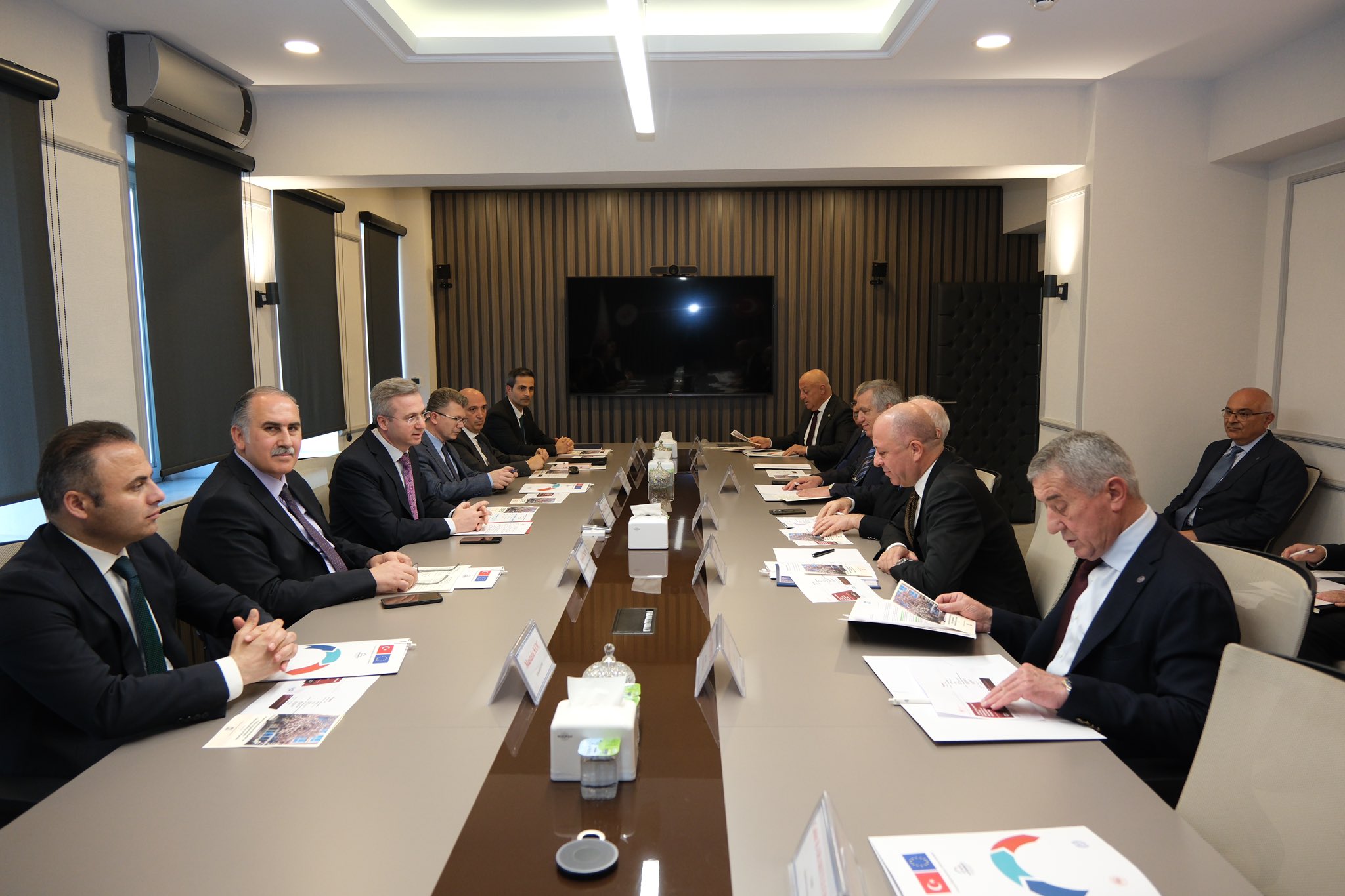 İnşaat sektöründe çalışma koşulları ve ortamının iyileştirilmesine yönelik önleyici teftiş faaliyetleri kapsamında, 17 Nisan 2025 tarihinde Başkanlığımızın ev sahipliğinde bir değerlendirme toplantısı gerçekleştirildi.