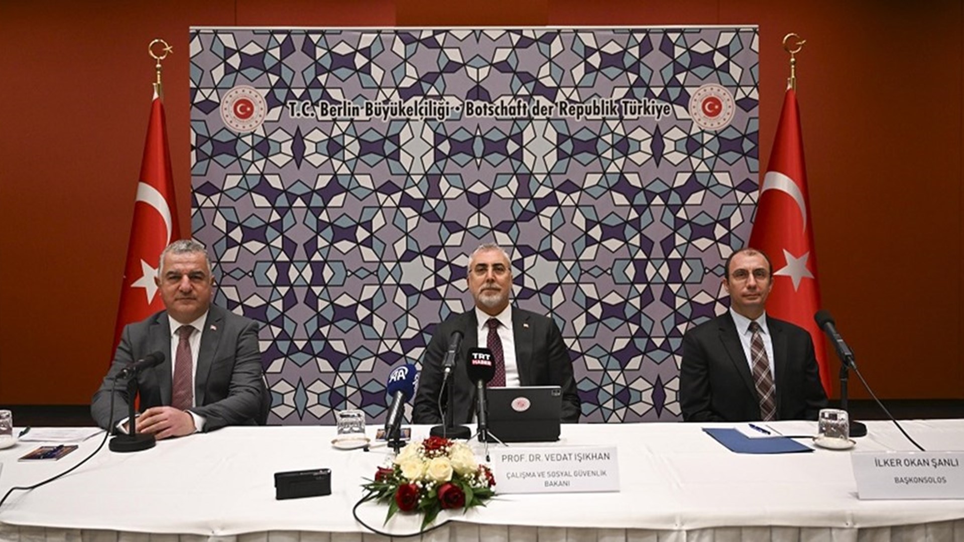 Çalışma ve Sosyal Güvenlik Bakanı Prof. Dr. Vedat Işıkhan, Türkiye-Almanya Bakanlıklararası Ortak Çalışma Grubu 7. Toplantısı’na katılmak üzere Berlin’e gitti.