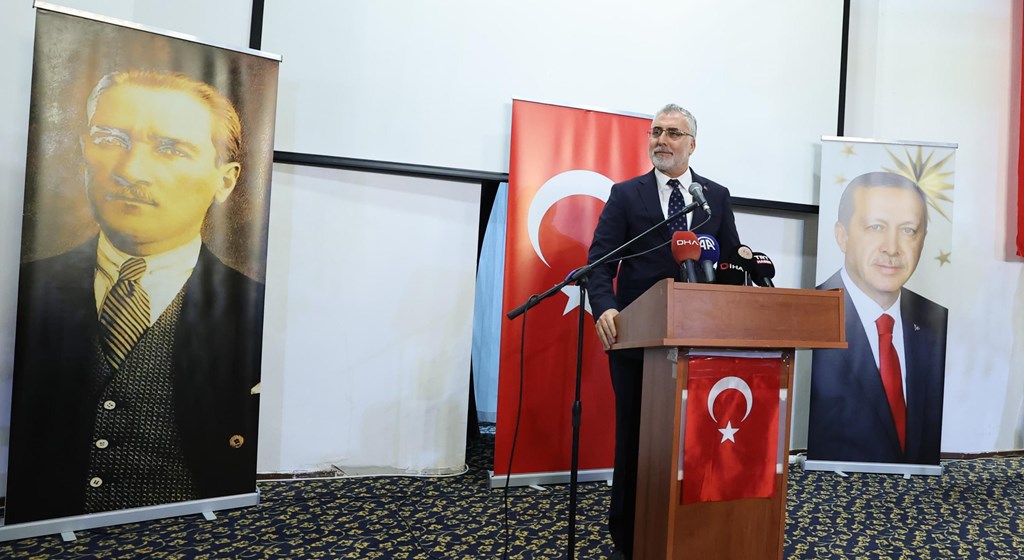 Çalışma ve Sosyal Güvenlik Bakanı Prof. Dr. Vedat Işıkhan, programlara katılmak ve çeşitlik temaslarda bulunmak üzere İzmir’e gitti.