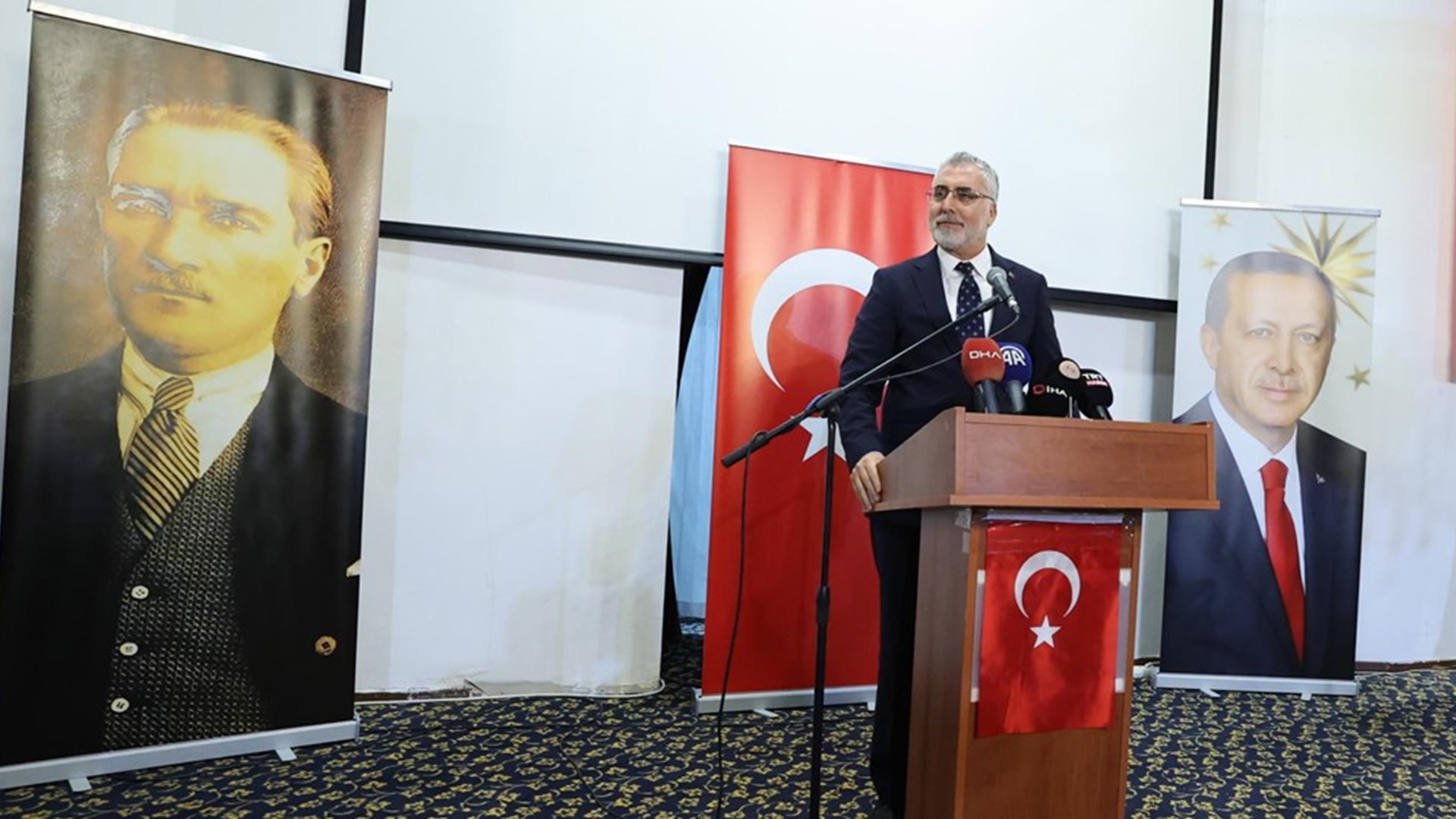 Çalışma ve Sosyal Güvenlik Bakanı Prof. Dr. Vedat Işıkhan, programlara katılmak ve çeşitlik temaslarda bulunmak üzere İzmir’e gitti.