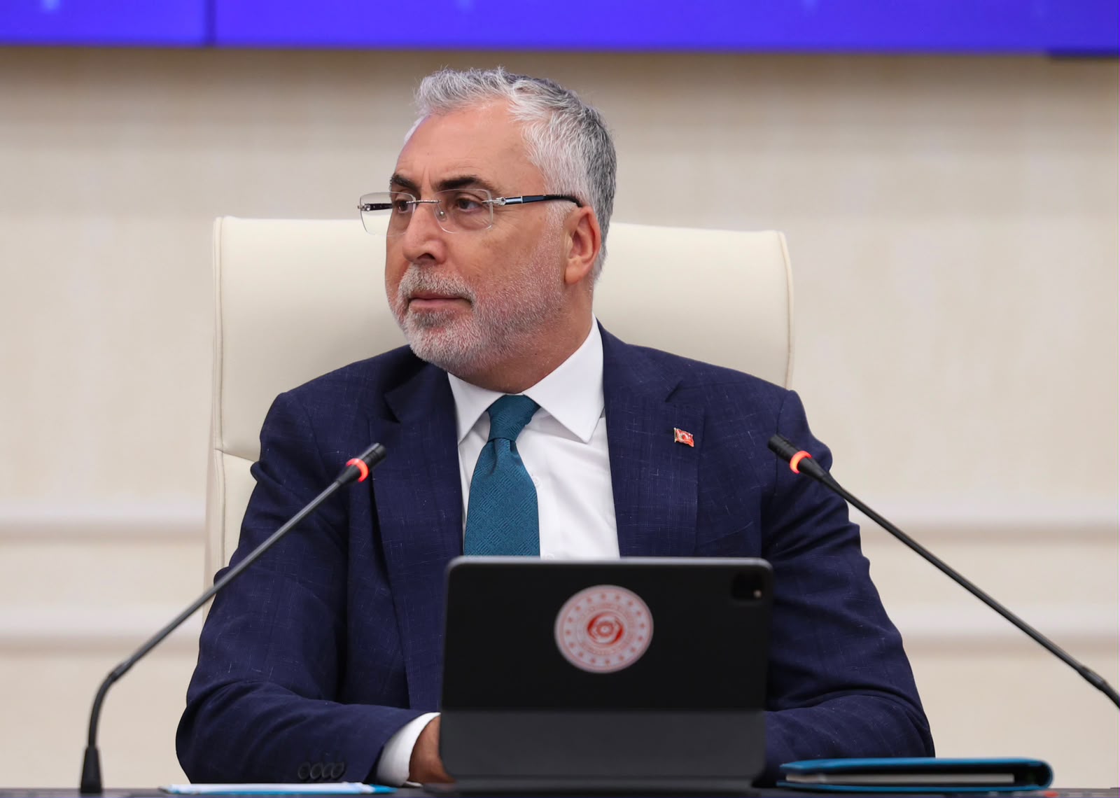 Çalışma ve Sosyal Güvenlik Bakanı Prof. Dr. Vedat Işıkhan, Bakanlığın Reşat Moralı Toplantı Salonu’nda düzenlenen Mesleki Yeterlilik Kurumu (MYK)- Anadolu Aslanları İş Adamları Derneği (ASKON) ile Ulusal Meslek Standardı ve Yeterlilik Hazırlama İş Birliği Protokolü İmza Töreni’ne katıldı.