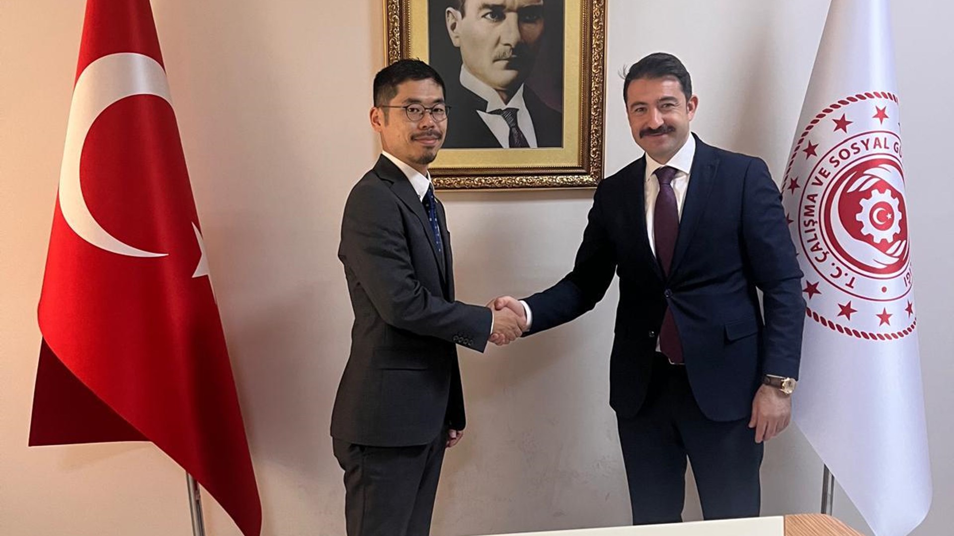 Japonya Büyükelçiliği’nde yapılan görev değişikliği vesilesiyle, Sayın KUMAHARA Wataru ile Sayın KOBASHI Yasuyuki, 30 Haziran 2025 tarihinde Dış İlişkiler ve Avrupa Birliği Genel Müdürlüğü’nü ziyaret etti.