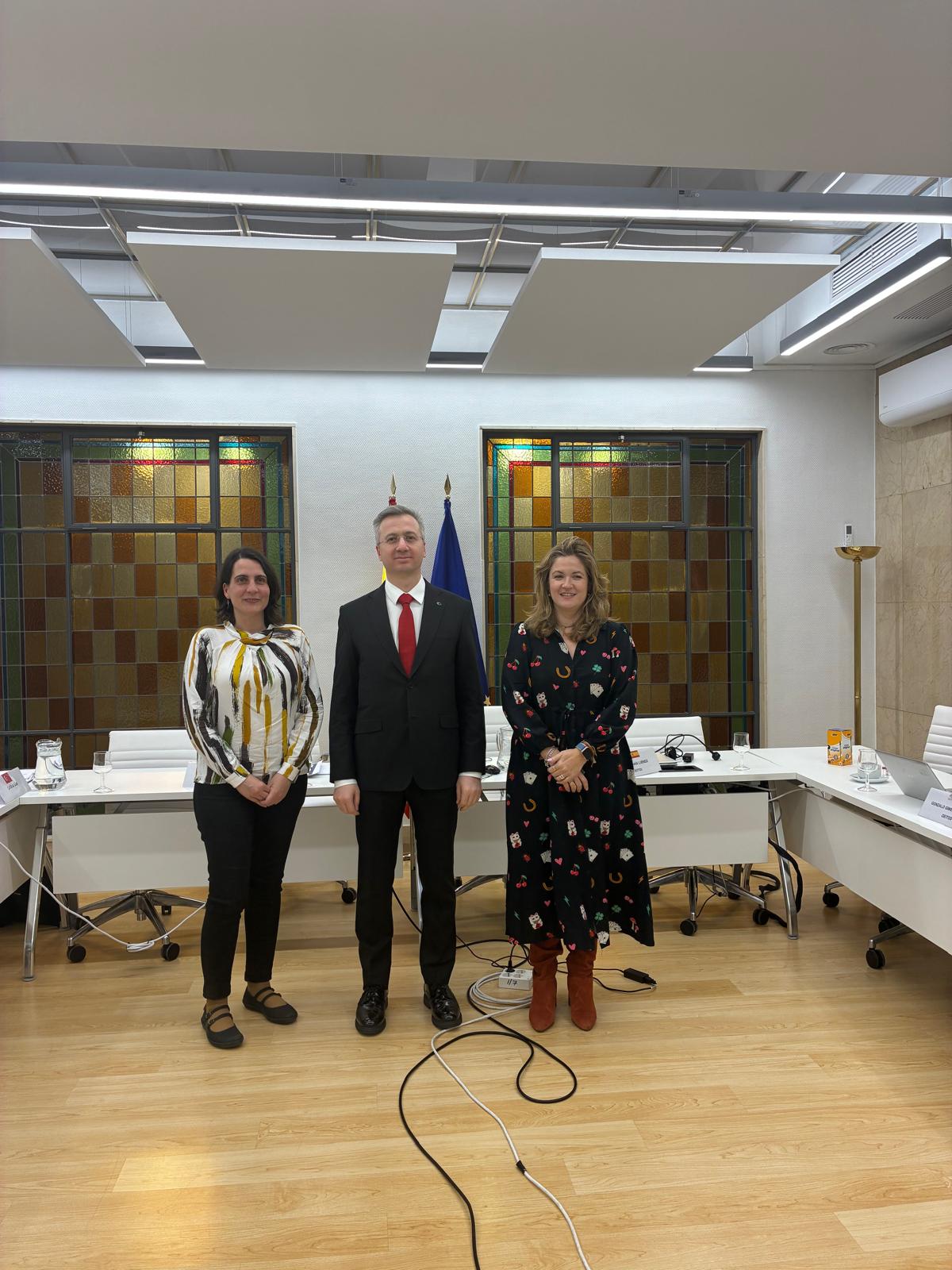 Rehberlik ve Teftiş Başkanımız Bekir Aktürk, Başkan Yardımcımız Resül Yılmaz ve beraberindeki heyet, 6 Mayıs 2025 tarihinde “İş Teftiş Rehberlik ve Sosyal Diyalog Yoluyla İşyeri Uyumunun Güçlendirilmesi Projesi” kapsamında gerçekleştirilen İspanya çalışma ziyaretlerine istinaden İspanya Çalışma ve Sosyal Ekonomi Bakanlığı Merkez Binası’nda düzenlenen “İş Teftişi Faaliyet Planlaması” toplantısına katıldı.