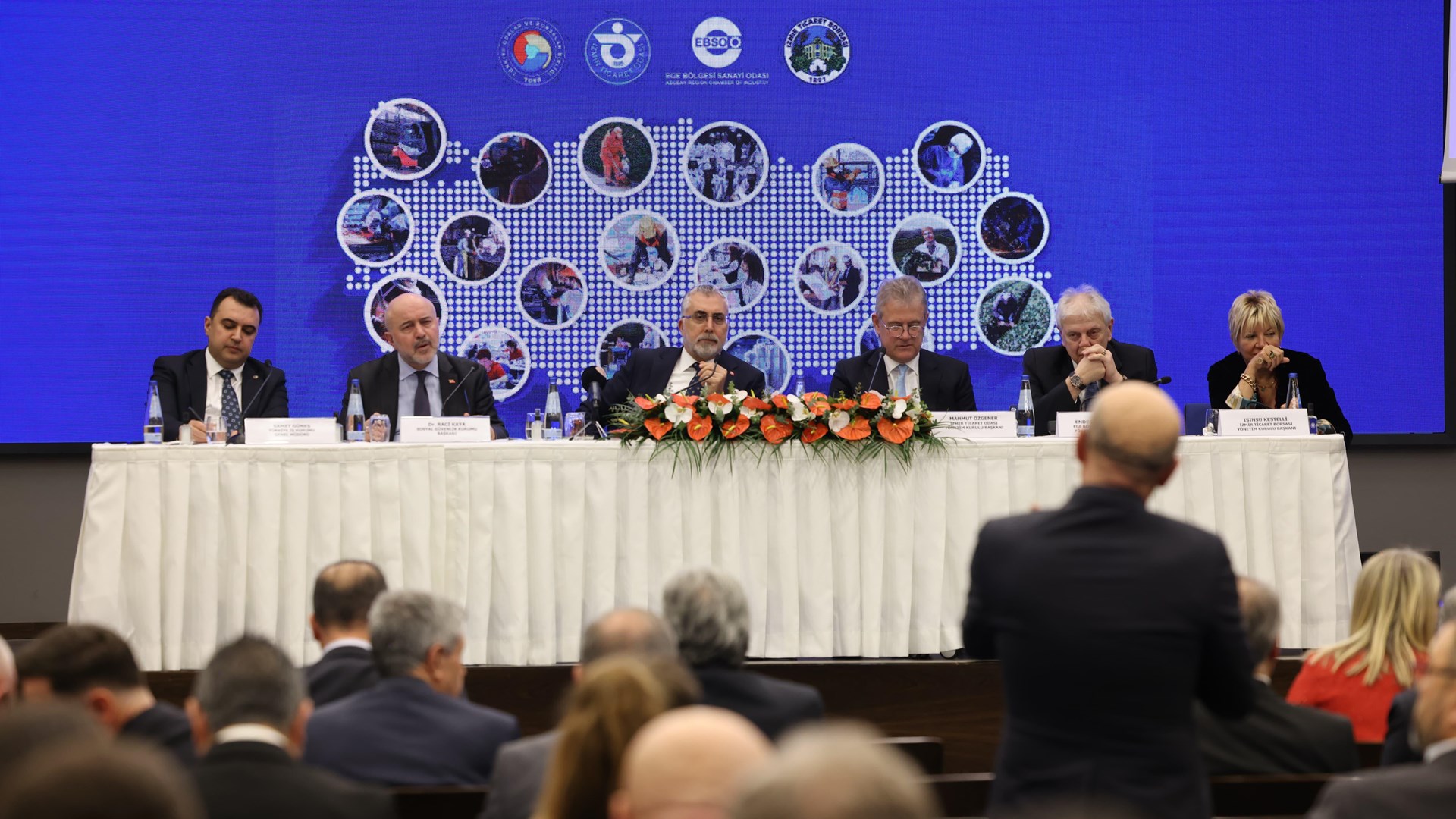 Çalışma ve Sosyal Güvenlik Bakanı Prof. Dr. Vedat Işıkhan, programlara katılmak ve çeşitlik temaslarda bulunmak üzere İzmir’e gitti.