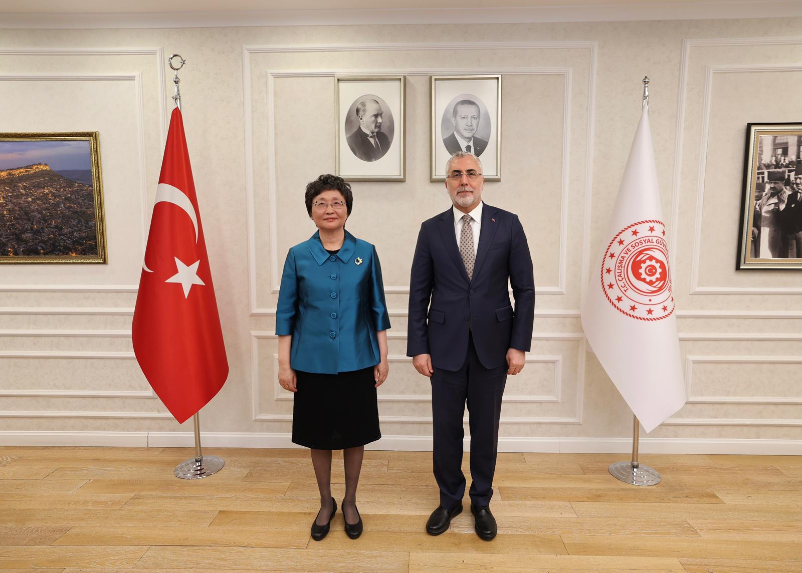 Bakan Işıkhan, Çinli Mevkidaşı Wang Xiaoping ile Bakanlıkta Bir Araya Geldi